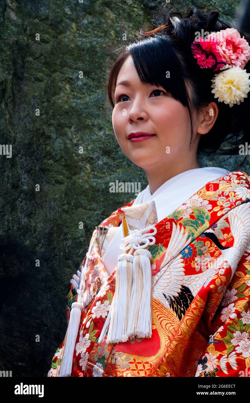 Encantadora novia japonesa en un colorido brocado Uchikake, un kimono muy  formal destinado a ser usado fuera del kimono real, en Tokio, Japón  Fotografía de stock - Alamy