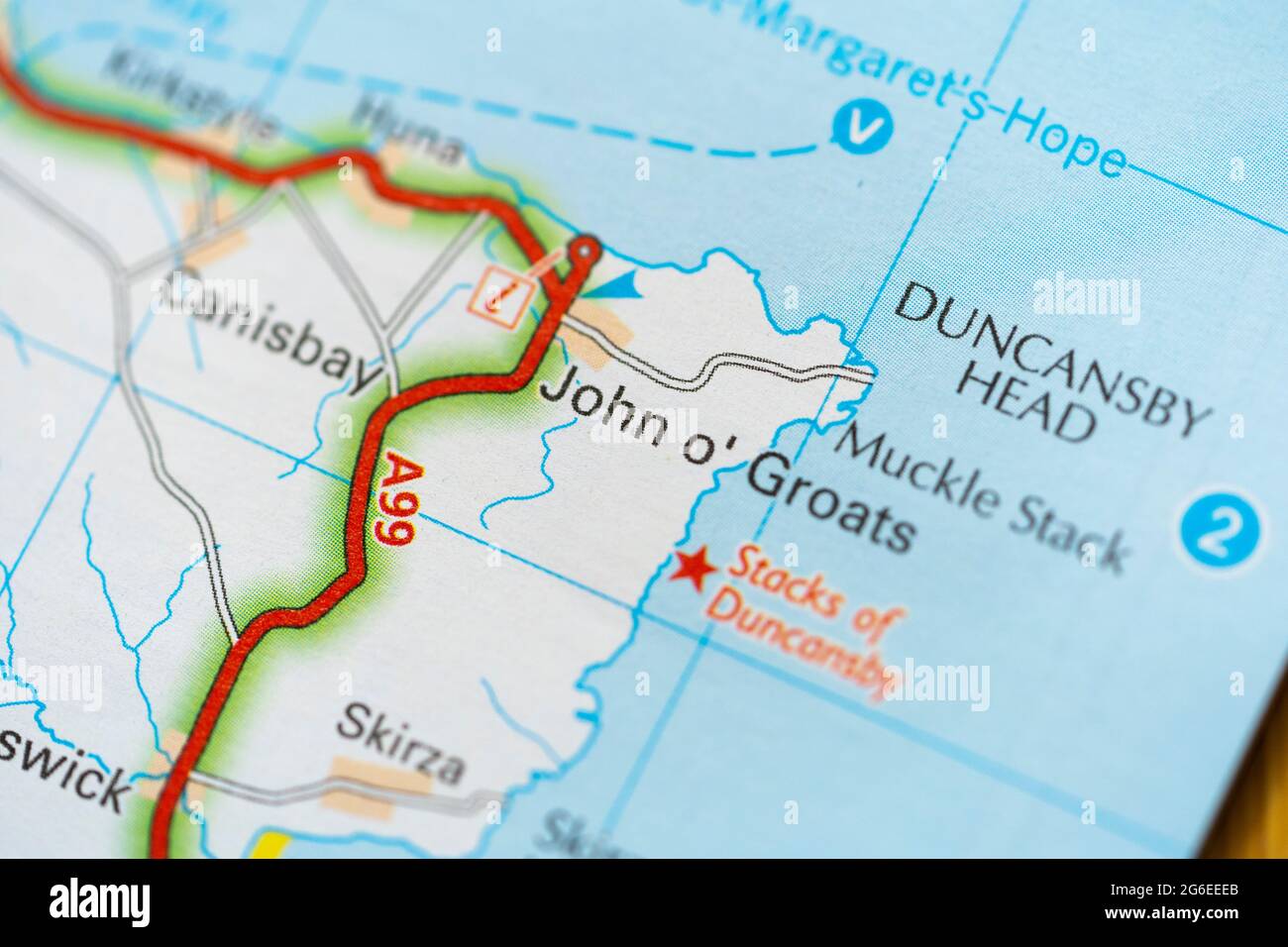 Un macro cierre de una página en un atlas impreso de mapa de carreteras que muestra a John o'Groats, famoso por ser el pueblo más poblado del norte de Escocia Foto de stock