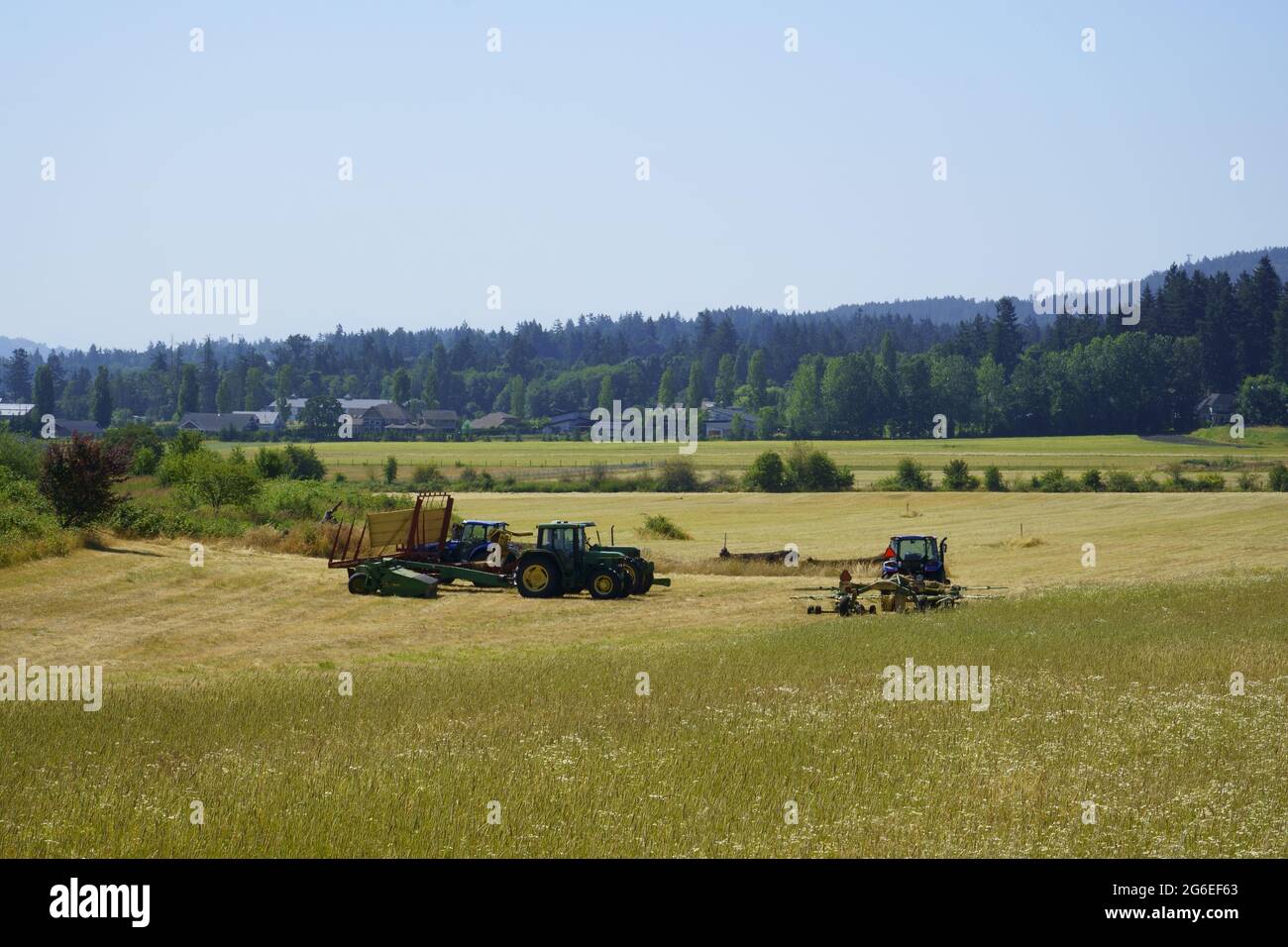 Equipo agrícola reunido en un campo agrícola. Foto de stock