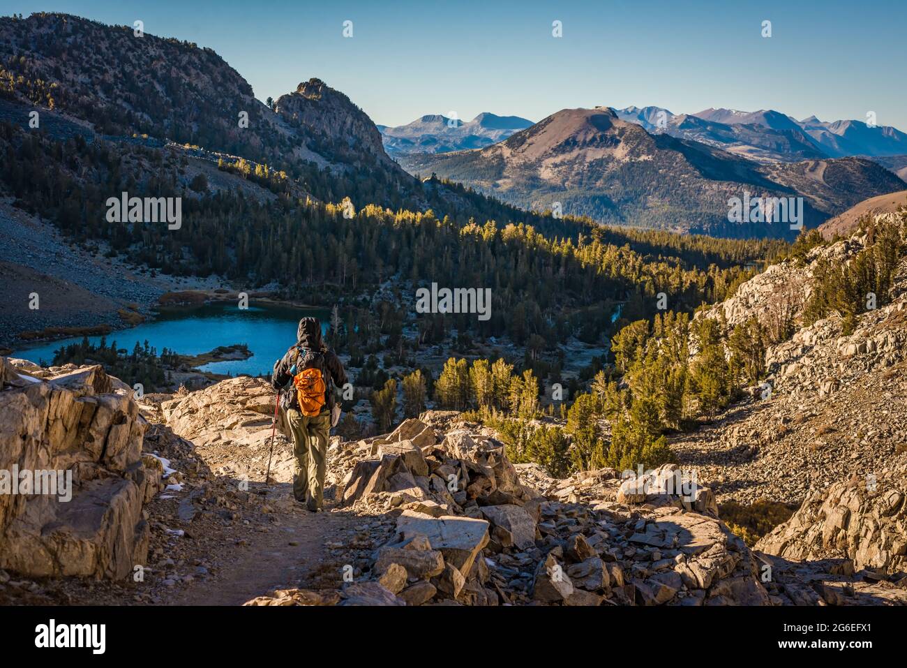 Excursión de un día descendiendo por las montañas cubiertas de granito en la naturaleza John Muir con Barney Lake y Mammoth Mountain en el fondo Foto de stock