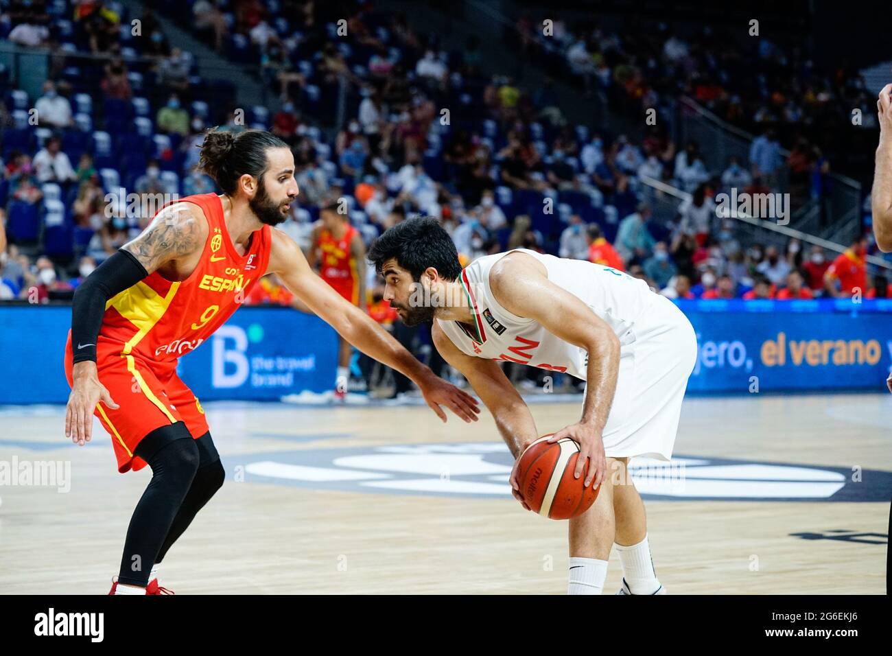 Benham Yakhchali (R) de Irán y Ricky Rubio (L) de España visto en acción  durante un partido amistoso de baloncesto España contra Irán en el Wiznink  Center de Madrid. (Foto de Francis