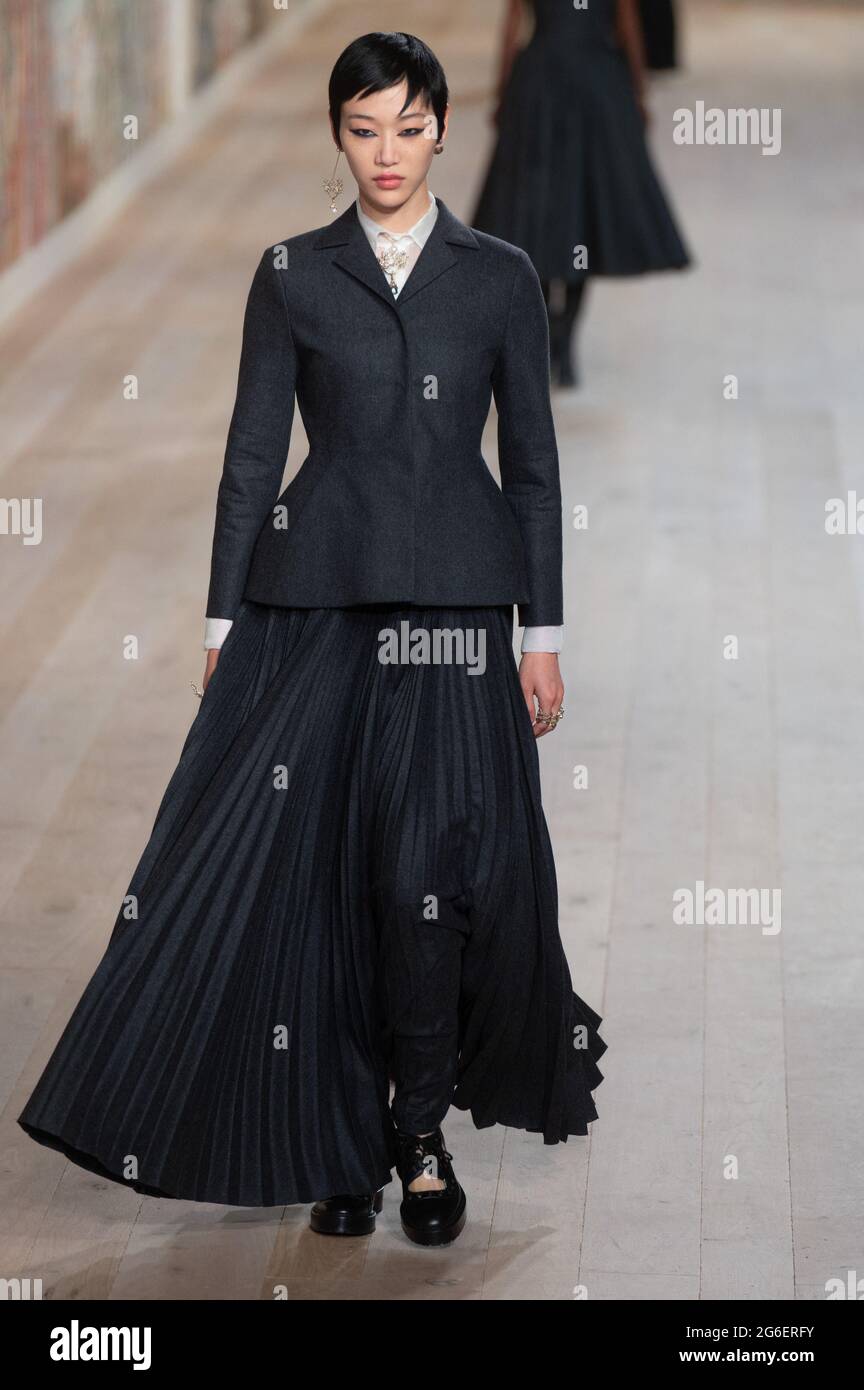 París, Francia. 05th de julio de 2021. Un modelo camina por la pista  durante el show de otoño/invierno 2021/2022 de Christian Dior Haute Couture  como parte de la Semana de la Moda