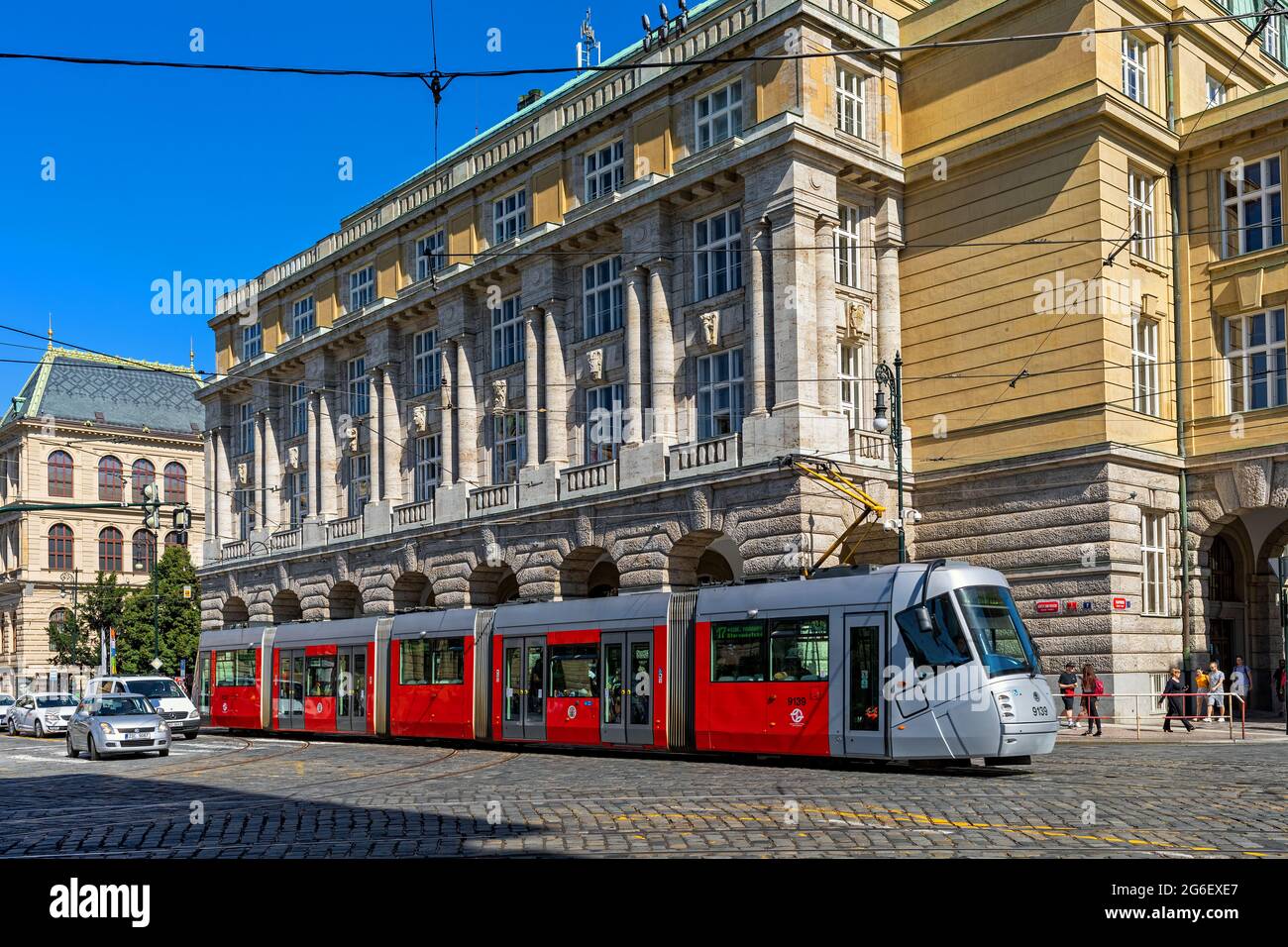 Moderno tranvía en la calle adoquinada del centro histórico de Praga - capital y la ciudad más grande de la República Checa. Foto de stock