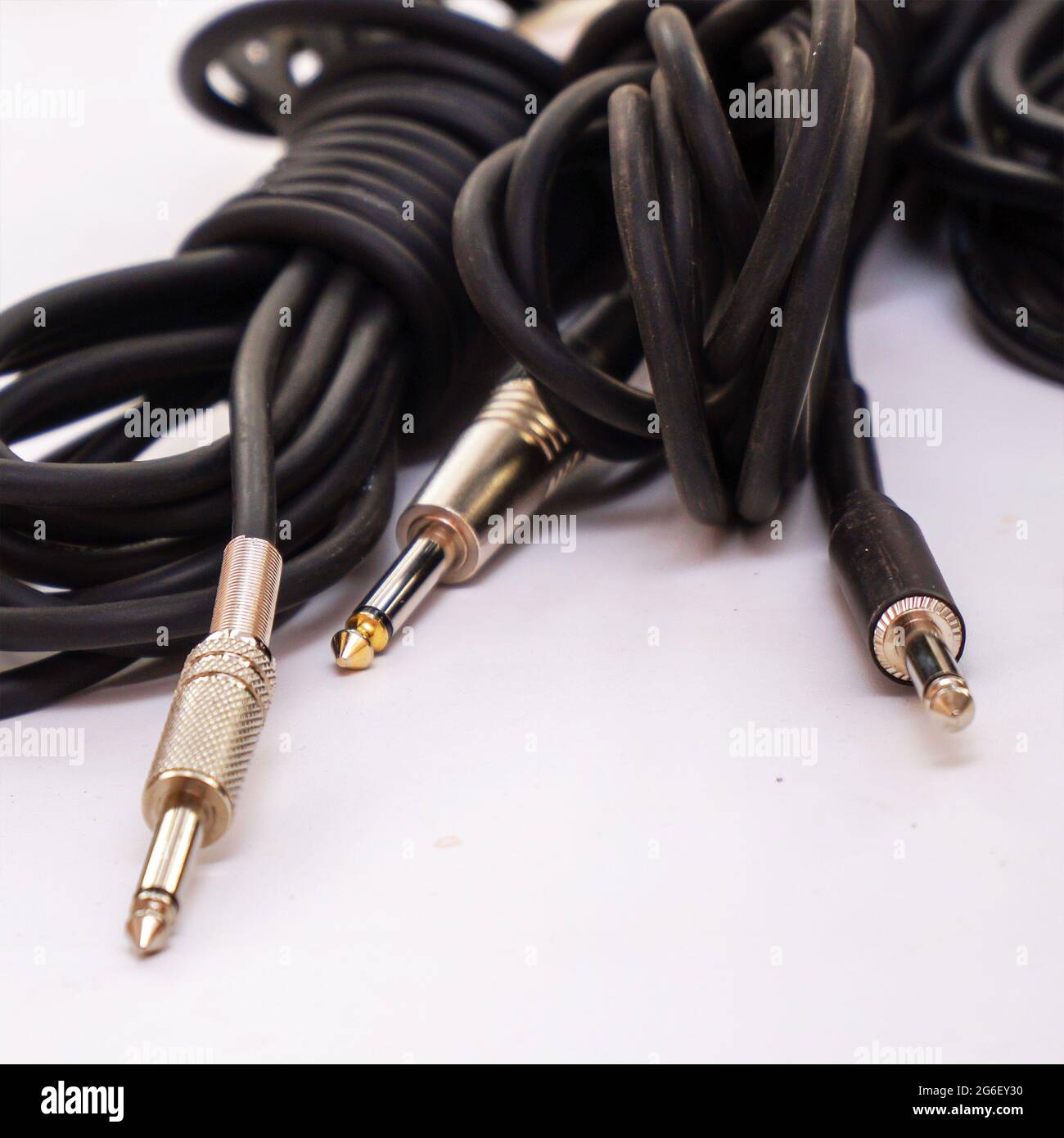 Cables de audio para instrumentos musicales y micrófonos en blanco  antecedentes Fotografía de stock - Alamy