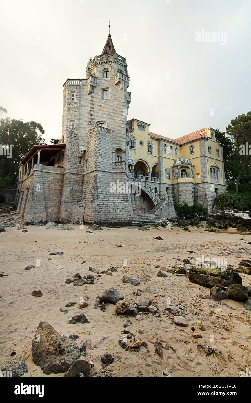 Hermosa vista de la histórica y lujosa mansión, ahora el museo Condes de Castro Guimaraes, situado en Cascais, Portugal. Foto de stock