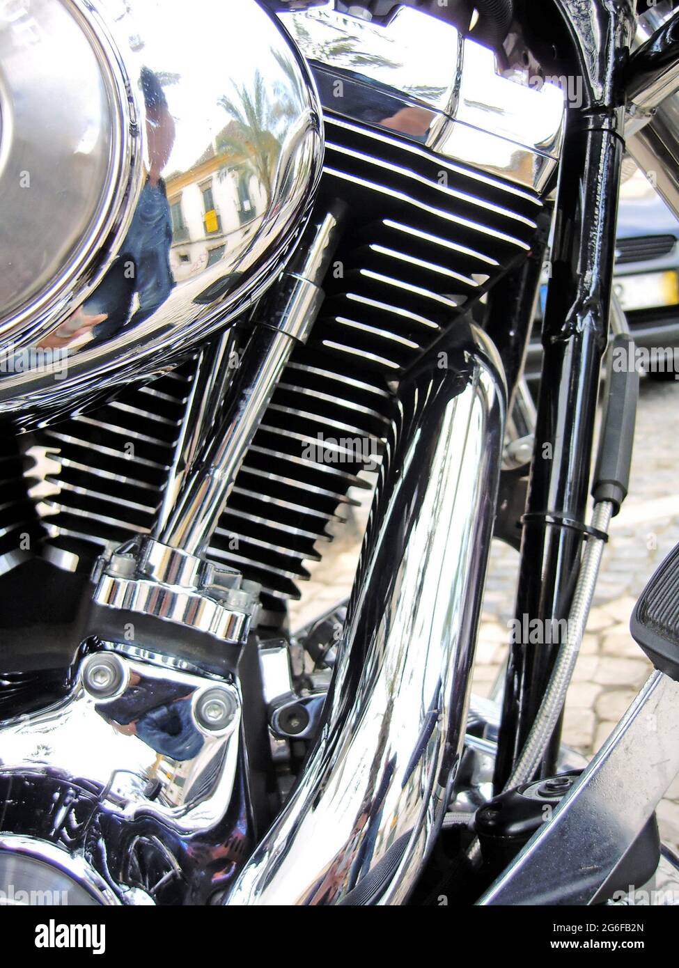Primer plano sobre el motor de plata pulido de una moto de carretera  Fotografía de stock - Alamy