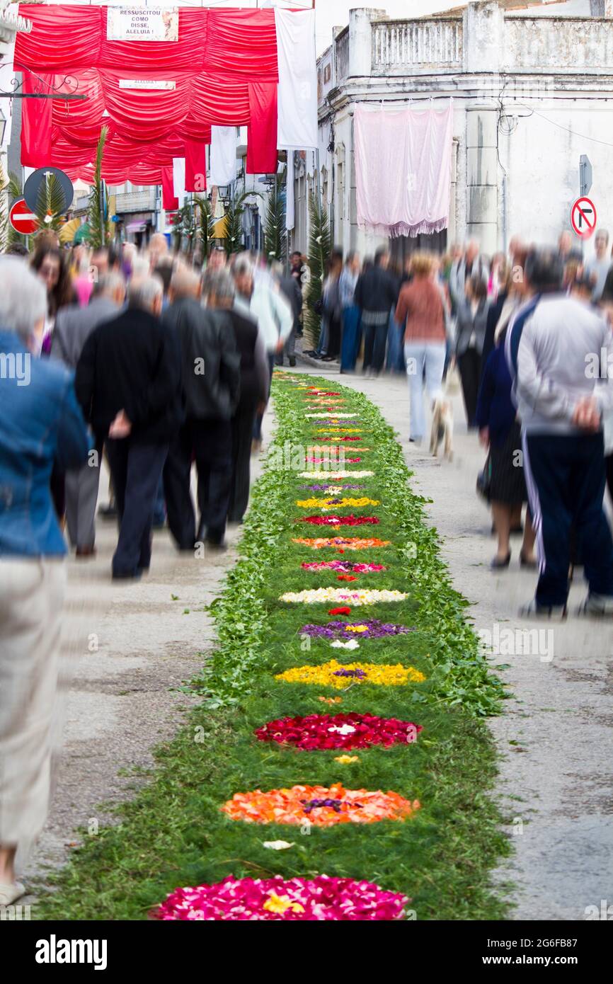 Hermosa procesión de antorchas decoradas con flores, celebrada en S. Bras  de Alportel, Portugal Fotografía de stock - Alamy