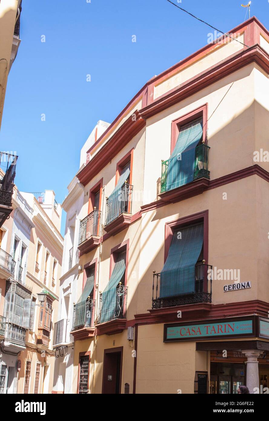 Caminando por la estrecha calle del barrio de Macarena, distrito histórico de Sevilla, España. Foto de stock