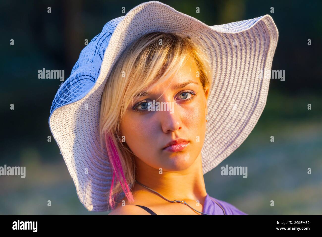 Dama joven cabeza tirada bajo sombrero de lujo Foto de stock