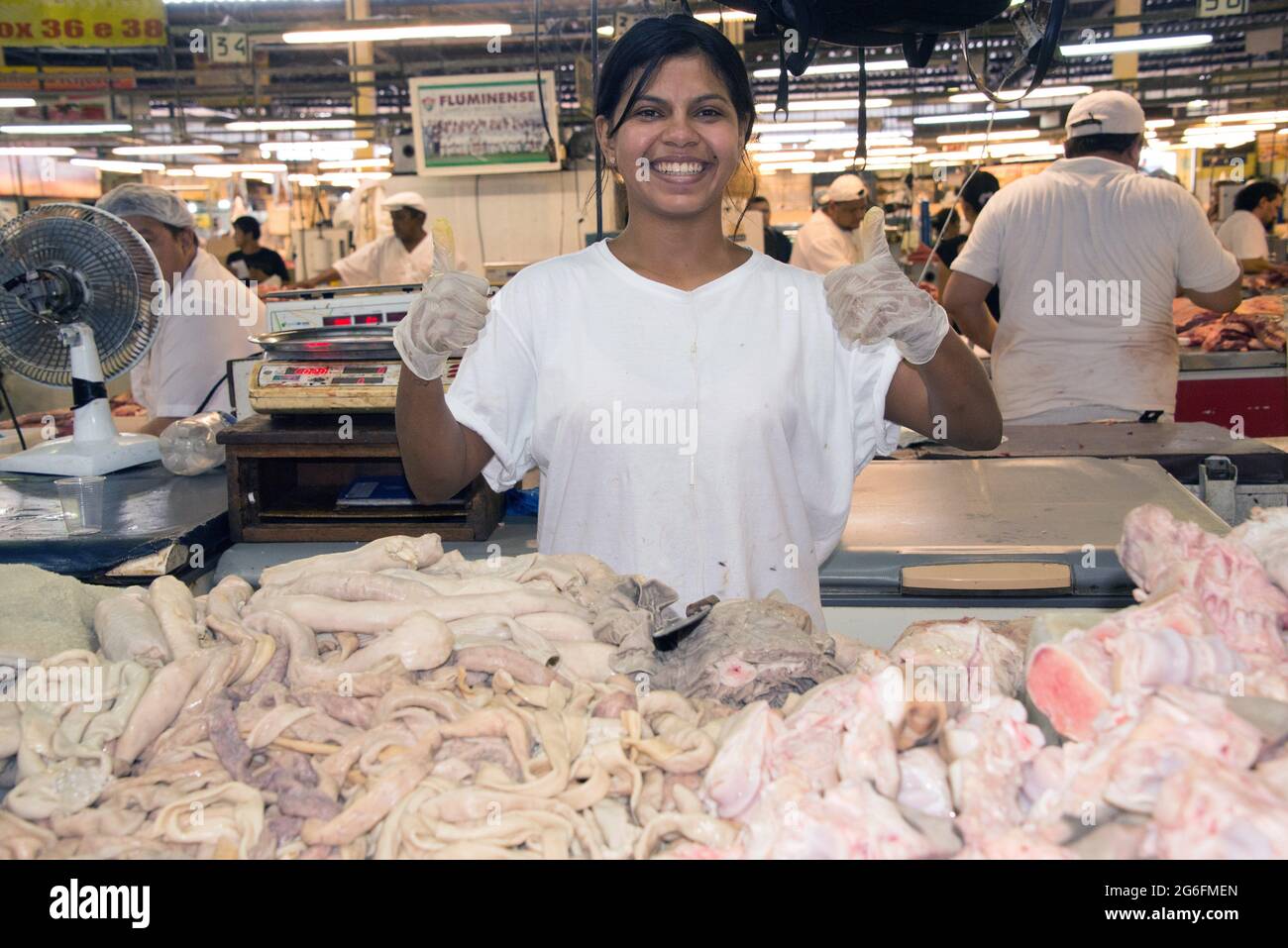 Mercado de Manaus, venta de entrañas. Brasil. Foto de stock
