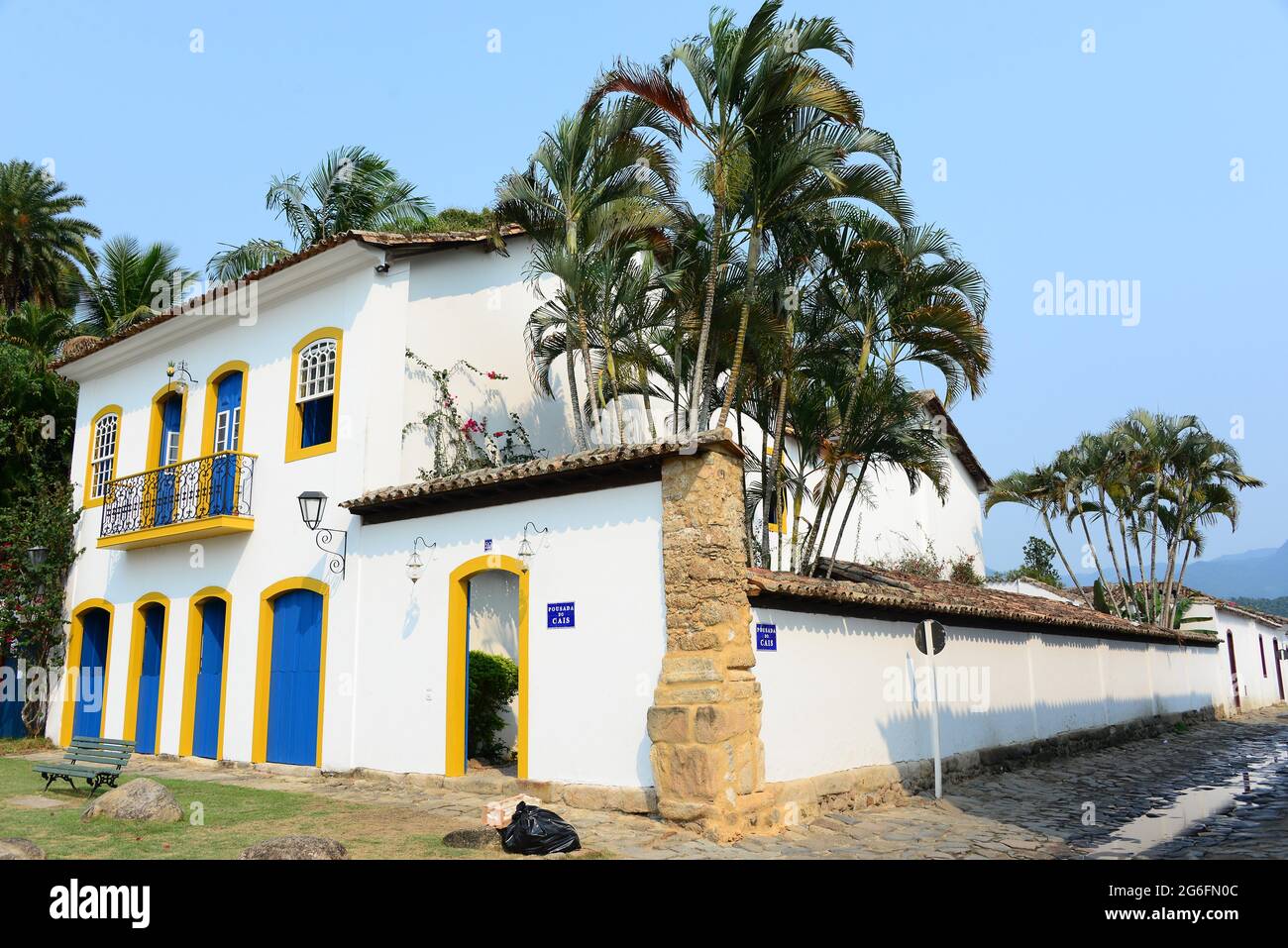 Paraty es un municipio colonial declarado Patrimonio de la Humanidad por la UNESCO en la Costa Verde, Brasil. Centro histórico. Foto de stock