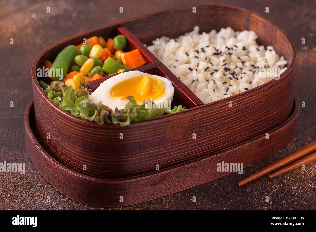 Almuerzo saludable en caja de bento japonés de madera. Concepto de  alimentos saludables equilibrados Fotografía de stock - Alamy