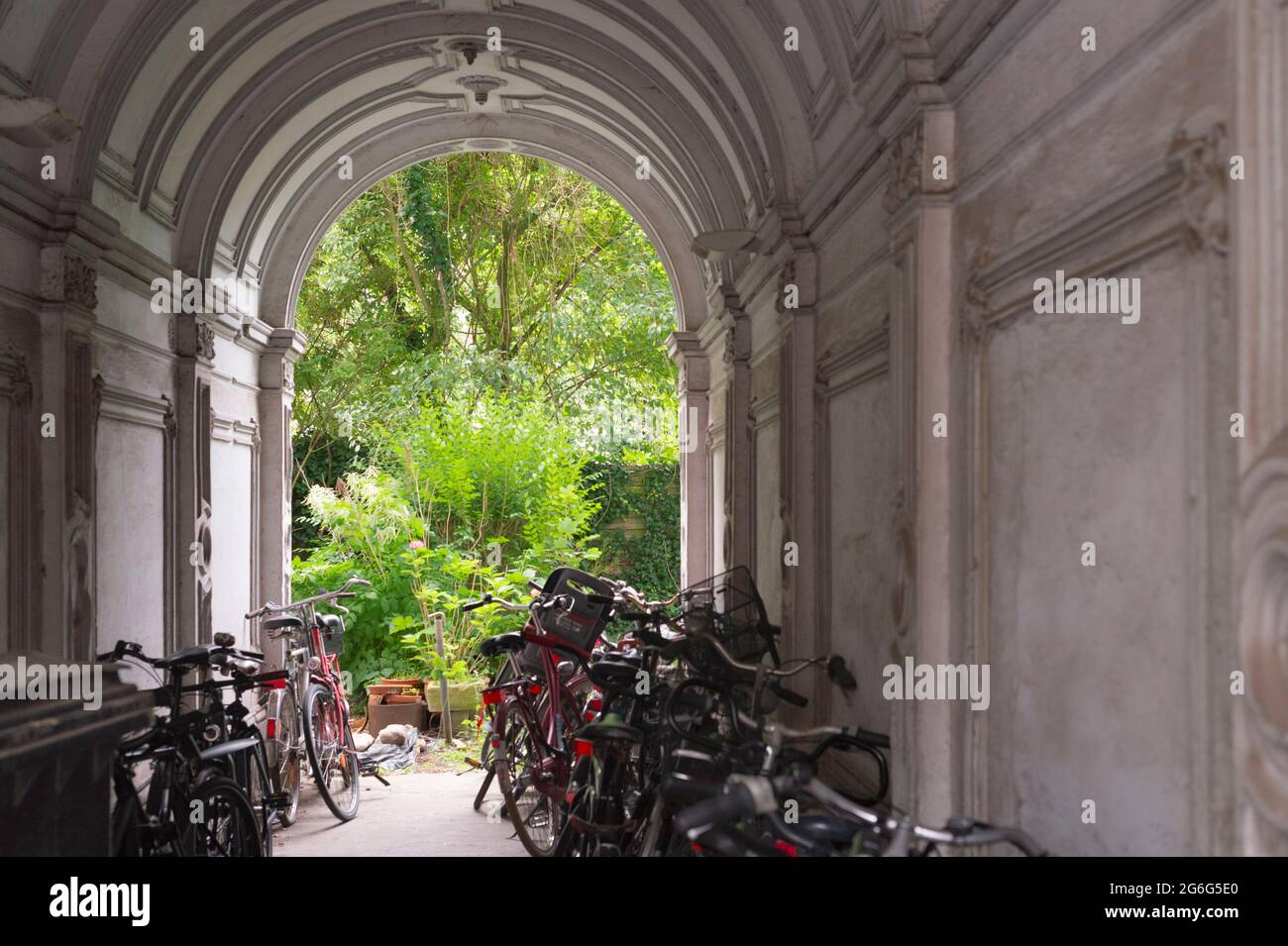 Pasaje para bicicletas fotografías e imágenes de alta resolución - Alamy