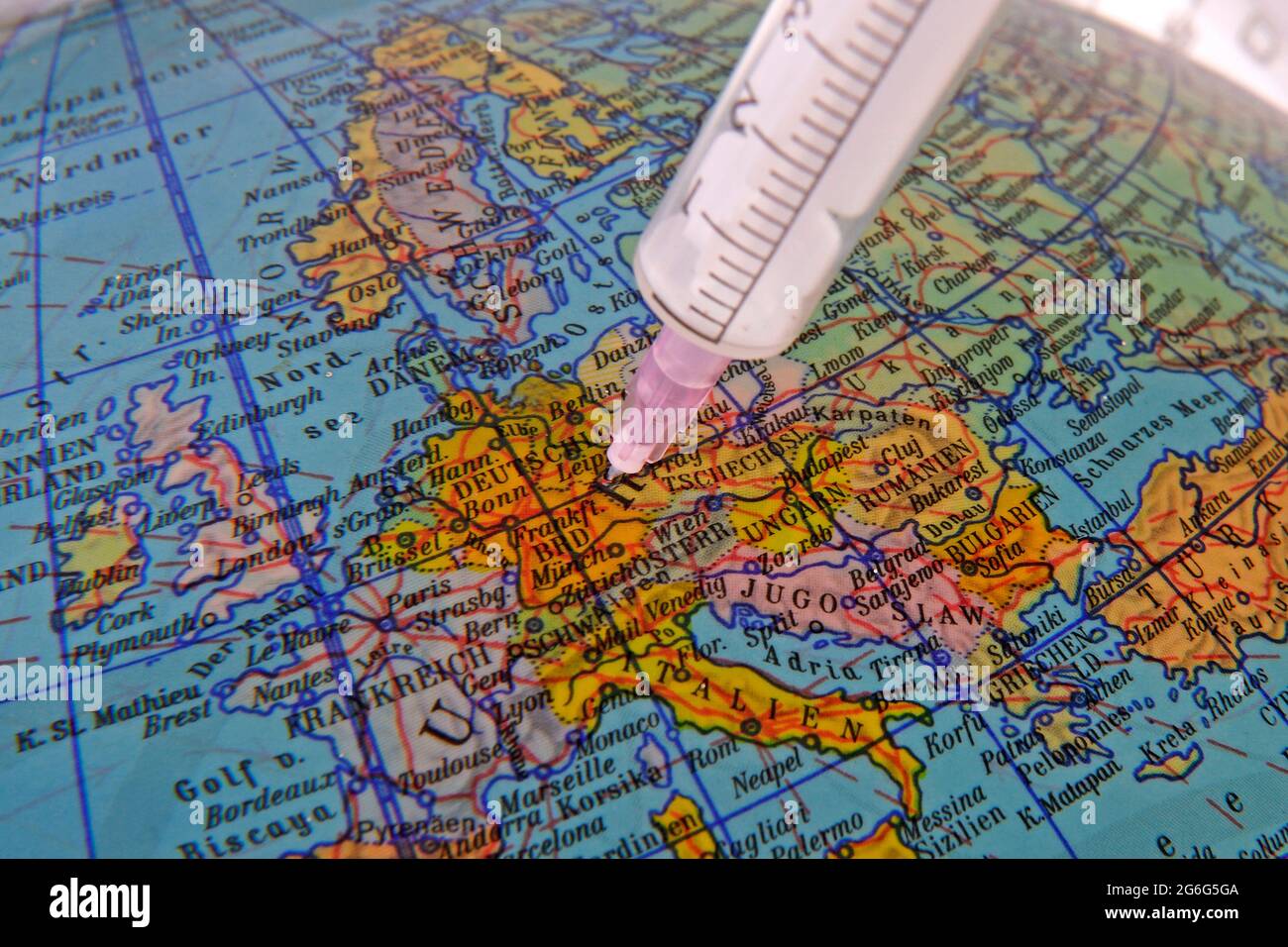 Globo con inyección Corona en Alemania, inmunización contra Corona, Alemania Foto de stock