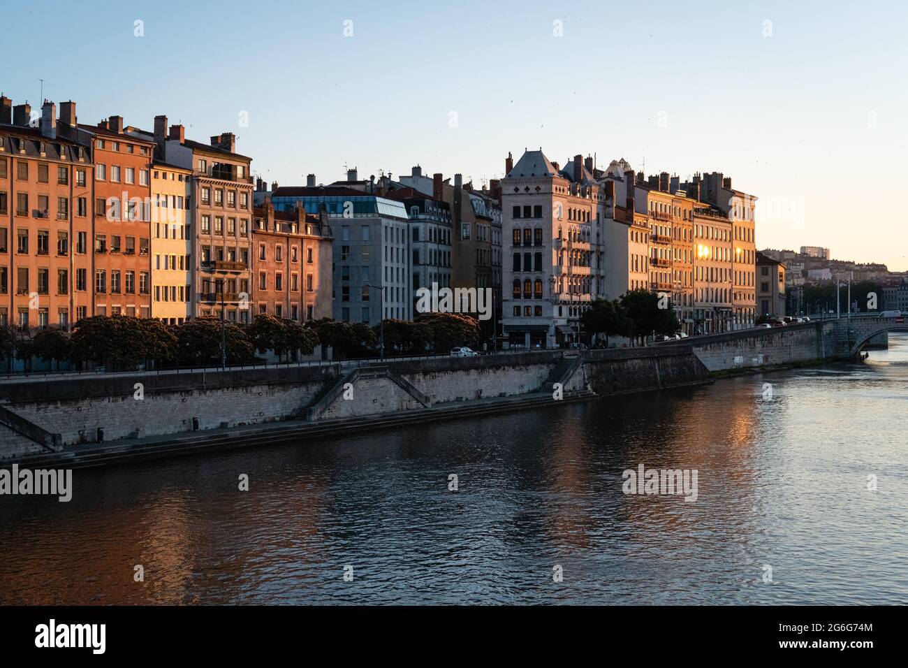 Lyon (Francia), 2 de julio de 2021. Vista del Vieux Lyon con fachadas de edificios en los muelles de la Saône. Foto de stock