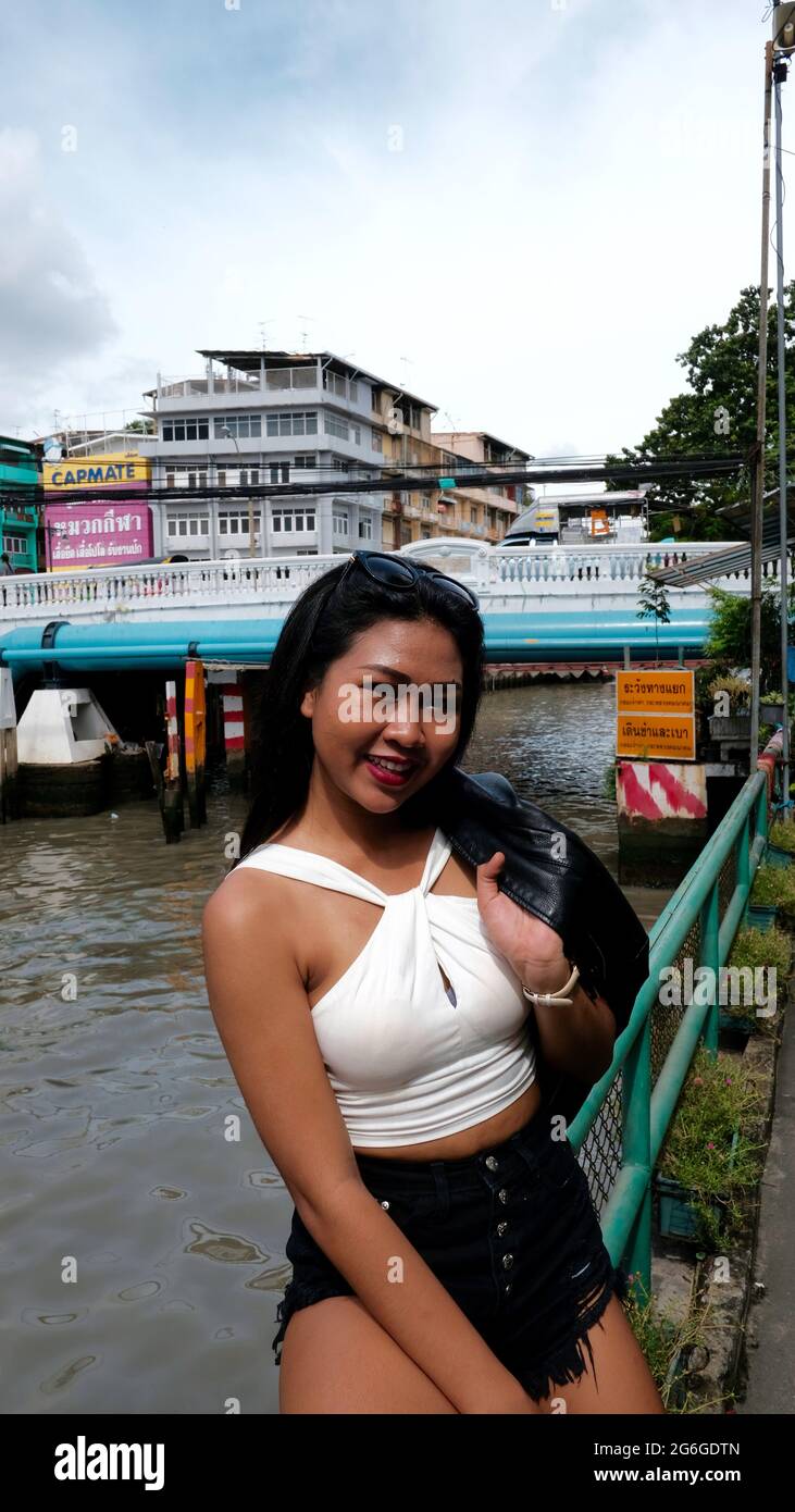 Tourist China Asia Modelo Actriz Poser con chaqueta de cuero negro Blusa Blanca Sightseeing Bangkok Tailandia Foto de stock