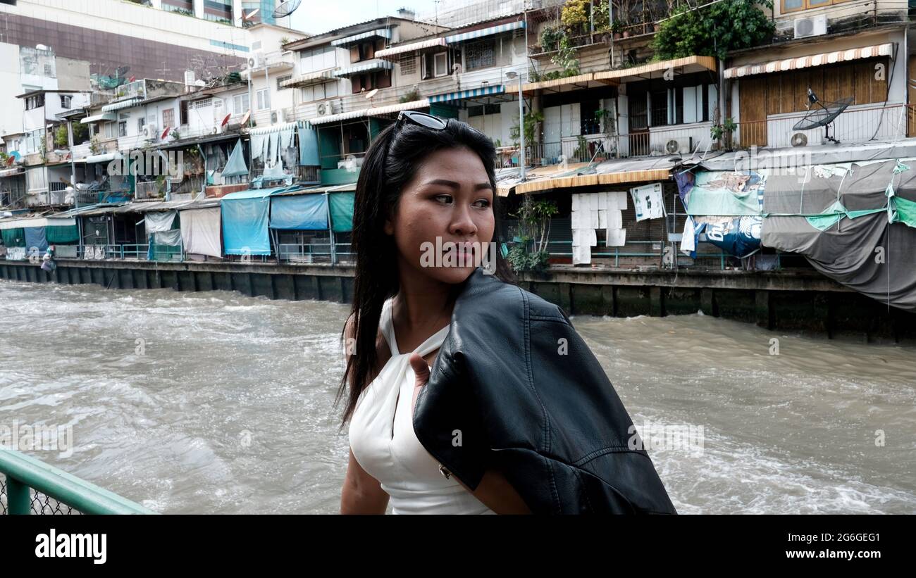 Tourist China Asia Modelo Actriz Poser con chaqueta de cuero negro Blusa Blanca Sightseeing Bangkok Tailandia Foto de stock