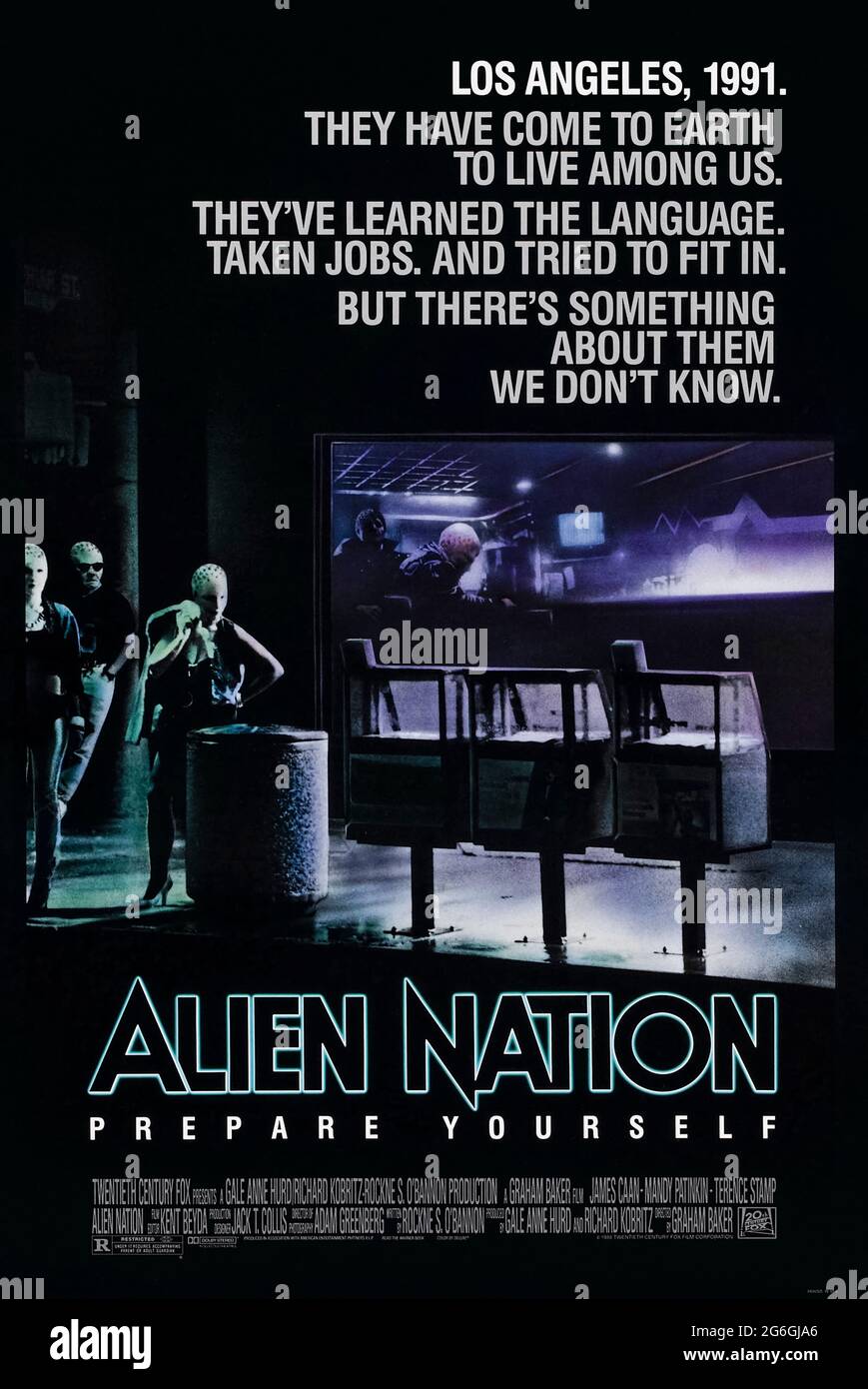 Alien Nation (1988) dirigida por Graham Baker y protagonizada por James Caan, Mandy Patinkin y Terence Stamp. Una nave espacial llena de tierras de esclavos alienígenas en el desierto de Mojave y sus habitantes se integran en la sociedad humana. Foto de stock