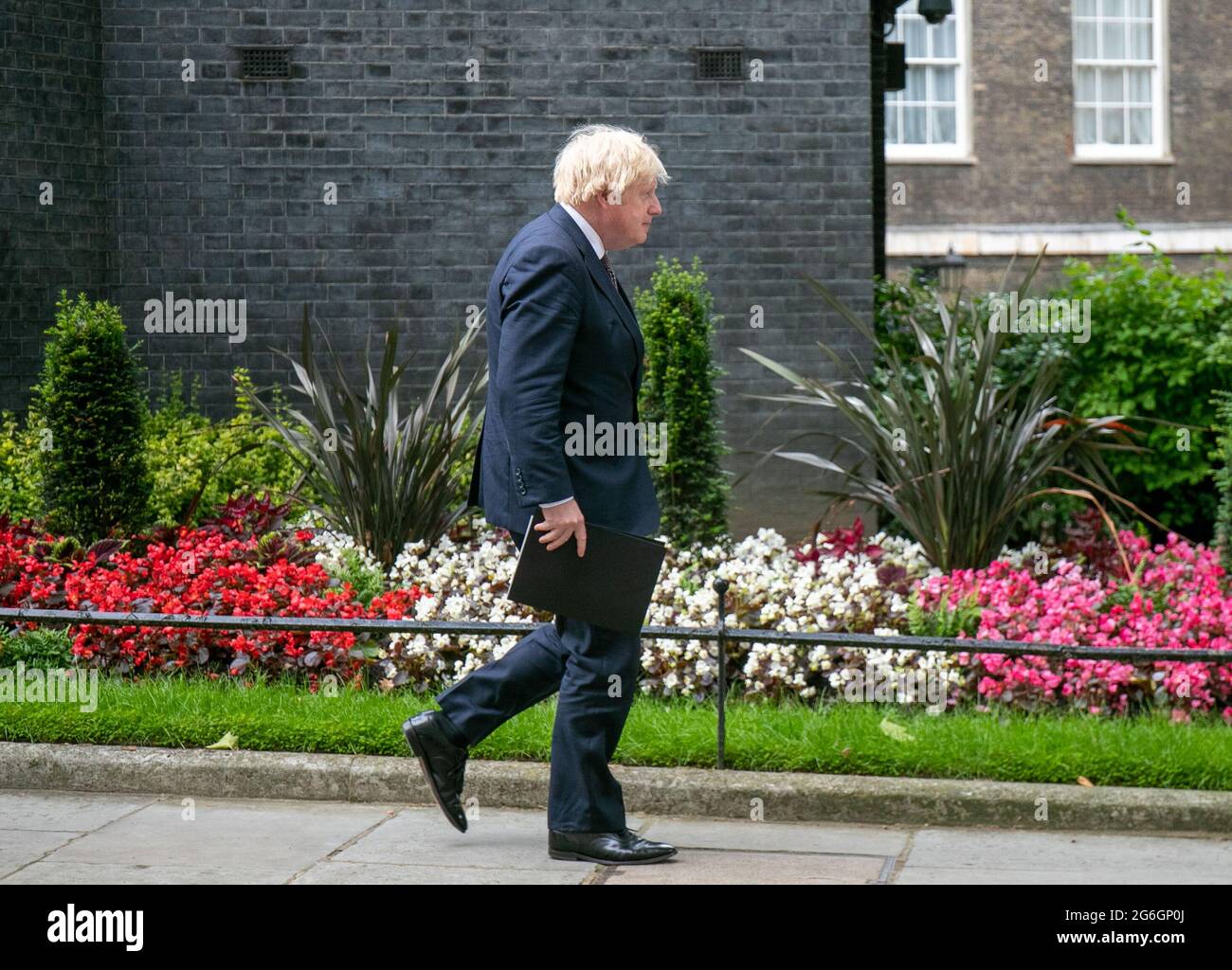 LONDRES, INGLATERRA, JULIO de 05 2021, el primer ministro británico Boris Johnson sale de 10 Downing Street para Covid-19 Briefing. Casi todas las restricciones de Covid-19 incluyendo el uso de máscaras faciales y distanciamiento social serán levantadas de Julio 19th Crédito: Lucy North/Alamy Live News Foto de stock