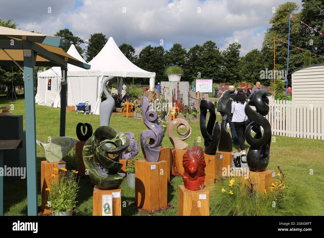 Esculturas de piedra Guruve de Zimbabwe, Trade Stand, RHS Hampton Court Palace Garden Festival 2021, Preview Day, 5 de julio de 2021, Londres, Inglaterra, REINO UNIDO Foto de stock