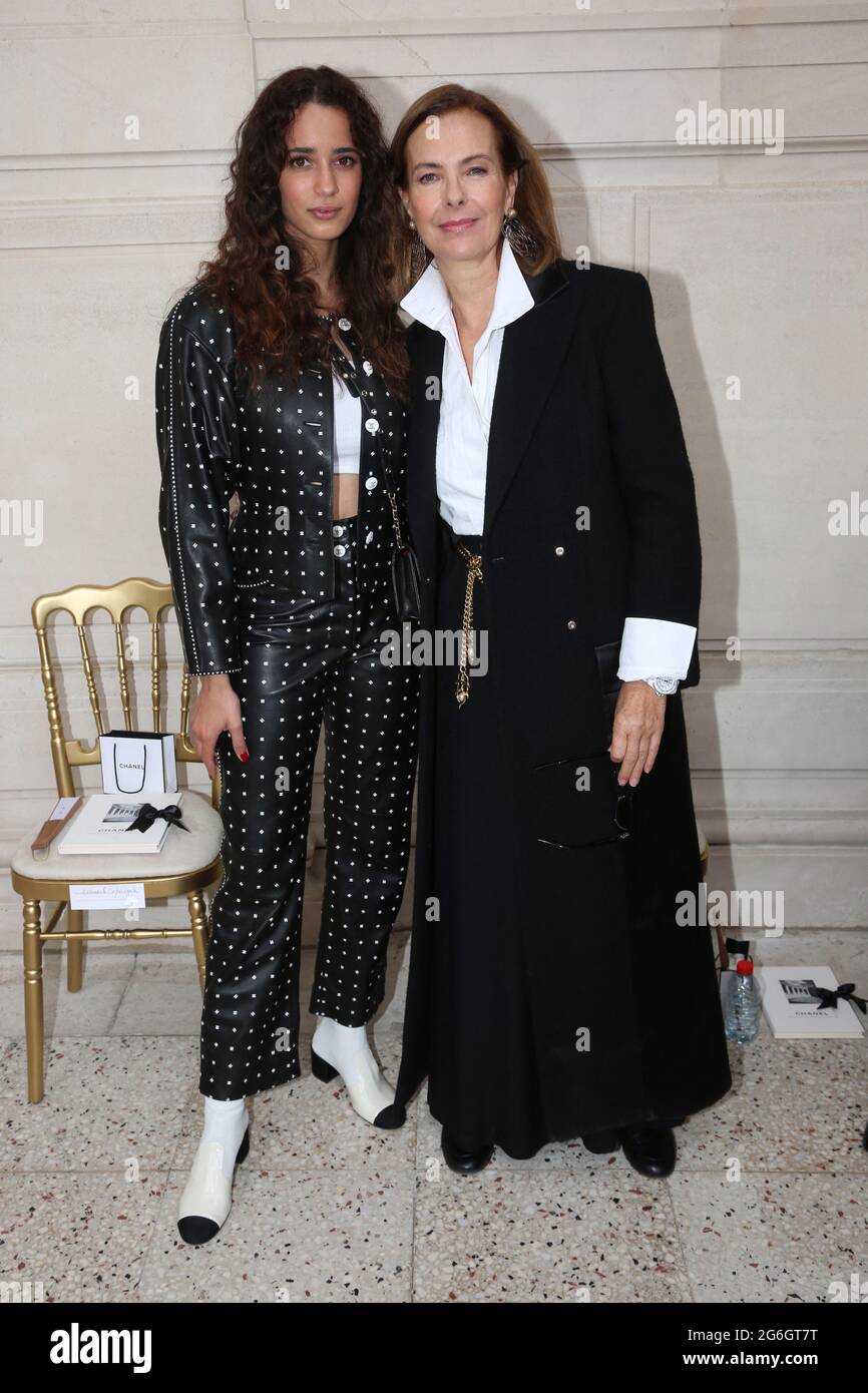 París, Francia. 6th de julio de 2021. Iman Pérez y Carole Bouquet durante  el show de moda Chanel Haute Couture como parte de la Semana de la Moda de  París Otoño/Invierno 2021-2022