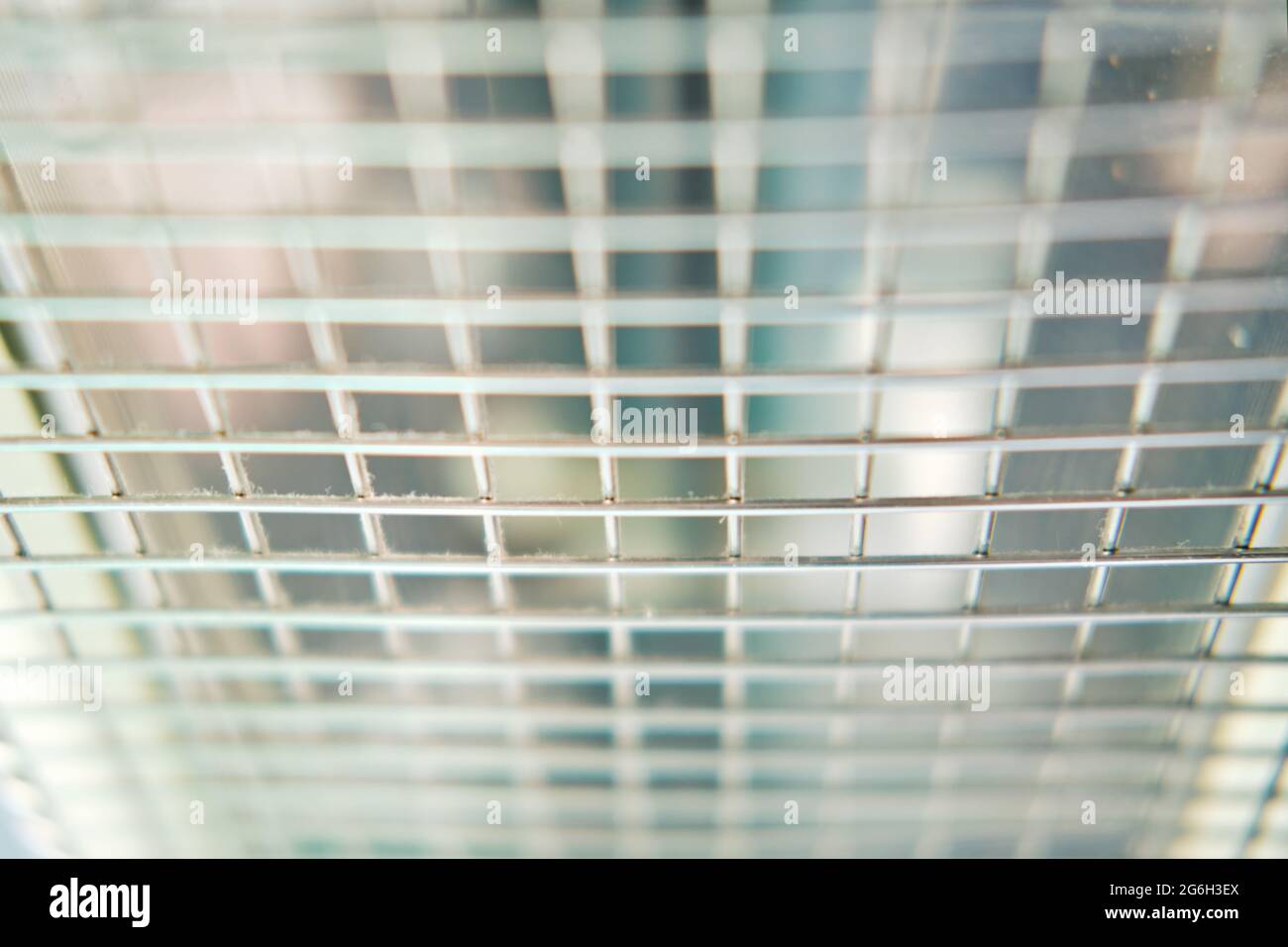 Lámpara con rejilla protectora para la iluminación durante las operaciones  y procedimientos médicos en el hospital Fotografía de stock - Alamy