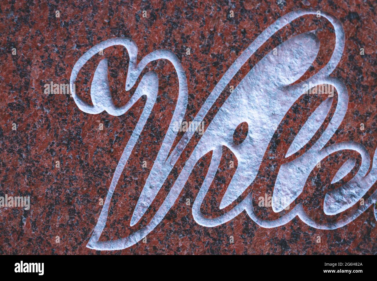 Letras talladas en mármol de granito o algún otro tipo de piedra. Texto  artístico arenado. Piedra pulida roja Fotografía de stock - Alamy