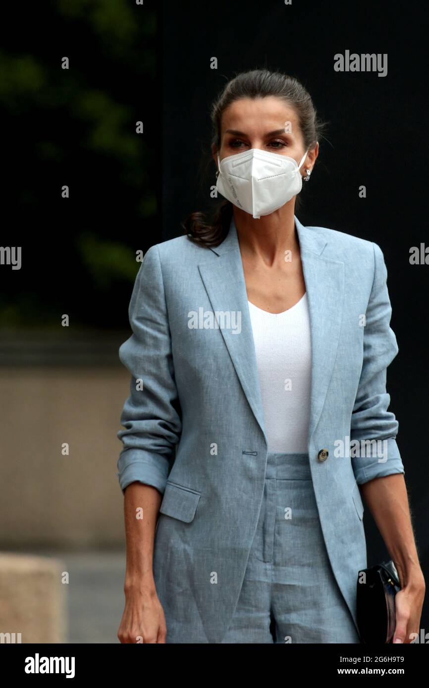 Camisas Que Combinen Con Pantalon Azul Marino Pantalones azul marino fotografías e imágenes de alta resolución - Página 7  - Alamy