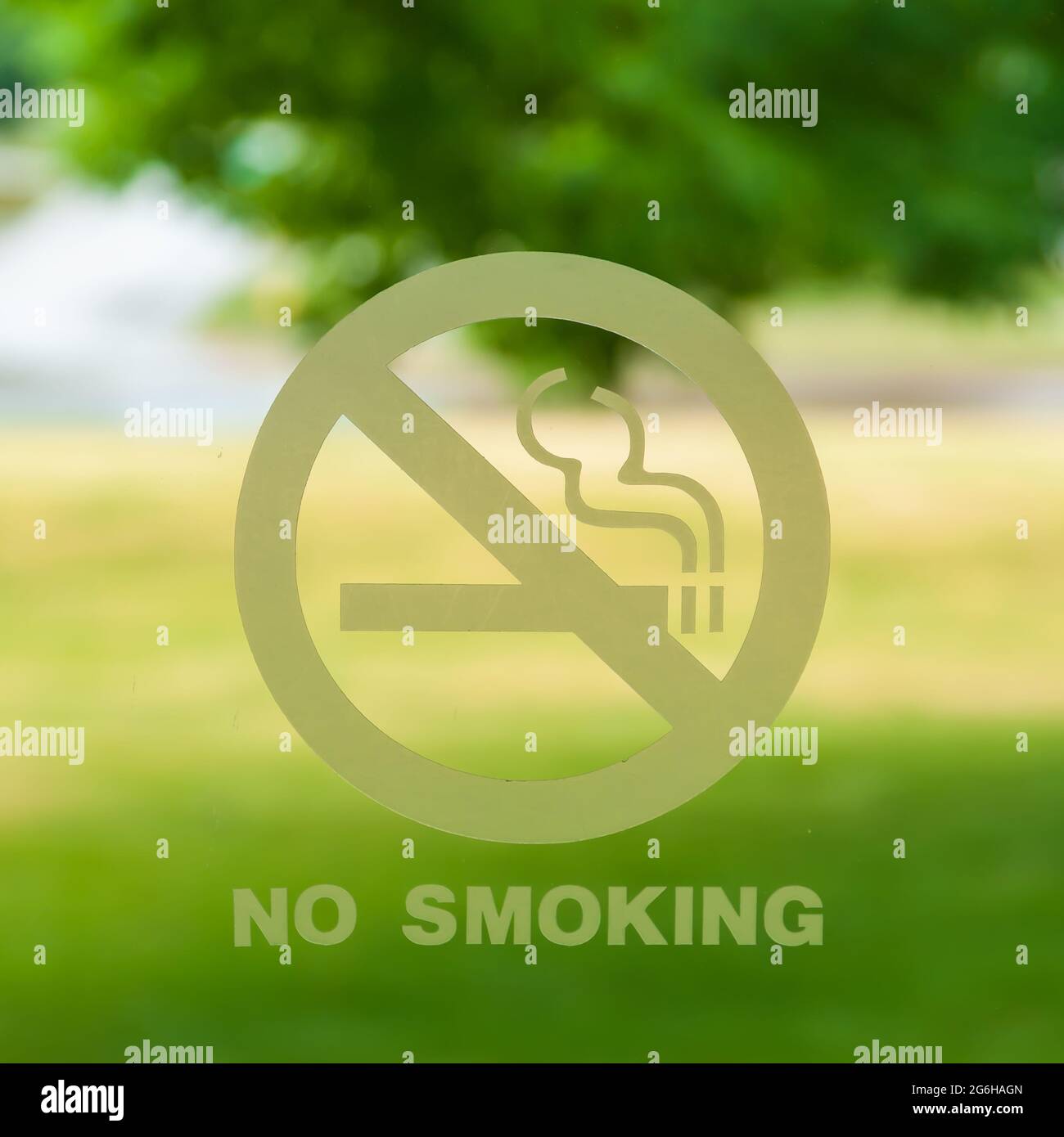 Un signo de no fumar sobre un fondo borroso. Foto de stock
