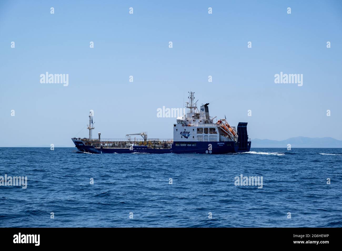 Isla de Paros, Cícladas, Grecia. 26 de mayo de 2021. Petróleo Productos Tanker crucero en el Egeo Mediterráneo mar tranquilo, día soleado, cielo azul claro. Foto de stock