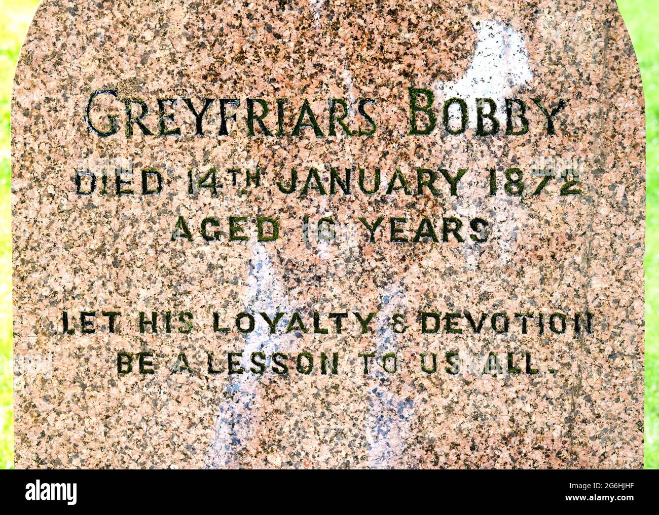 La tumba de los Grayfriars Bobby, el perro que se puso de guardia sobre su tumba del maestro, Grayfriars Kirkyard, Edimburgo, Escocia Foto de stock
