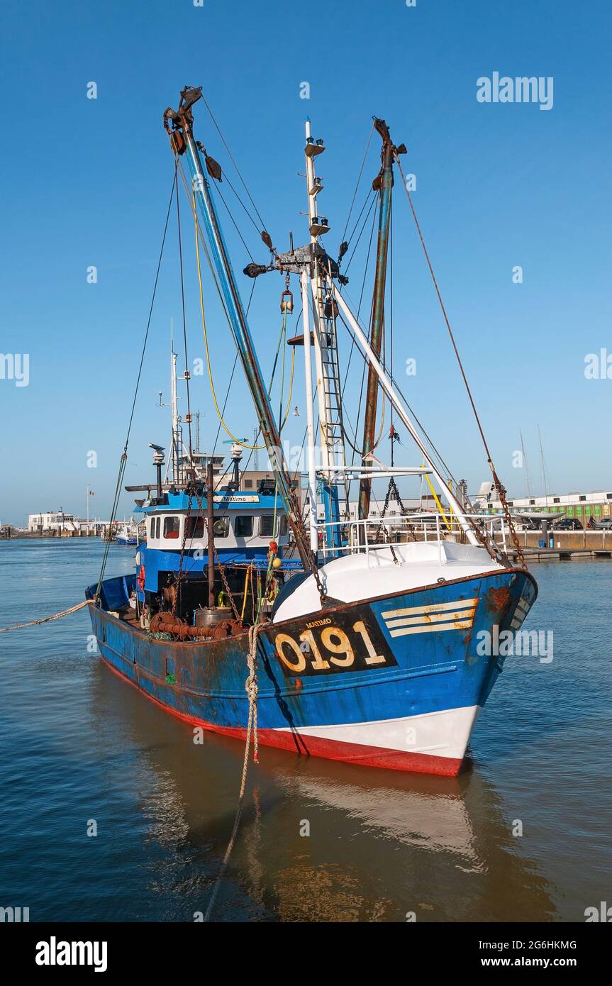 Barco de pesca en el puerto deportivo de la ciudad de Oostende (Ostende), Bélgica. Foto de stock