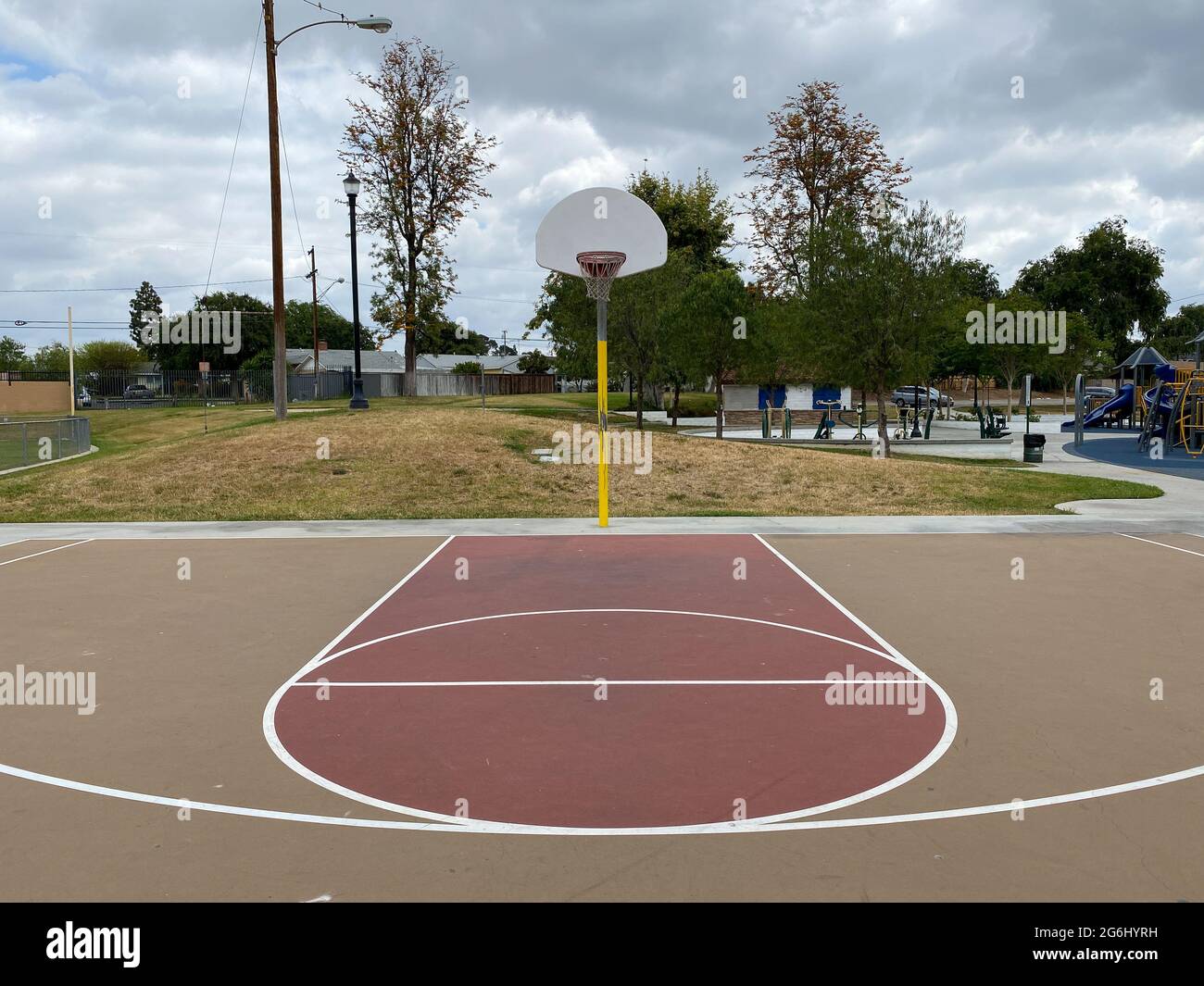 Instalaciones recreativas con cancha de baloncesto en un parque residencial  comunitario en Placentia, California, Estados Unidos. 16th de junio de 2021  Fotografía de stock - Alamy