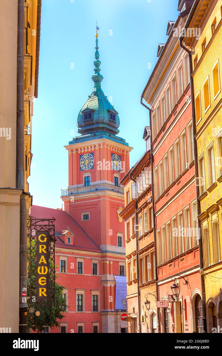Varsovia, Polonia - 24 de junio de 2019: Vista de la calle en el casco antiguo de la capital polaca con torre alta Foto de stock