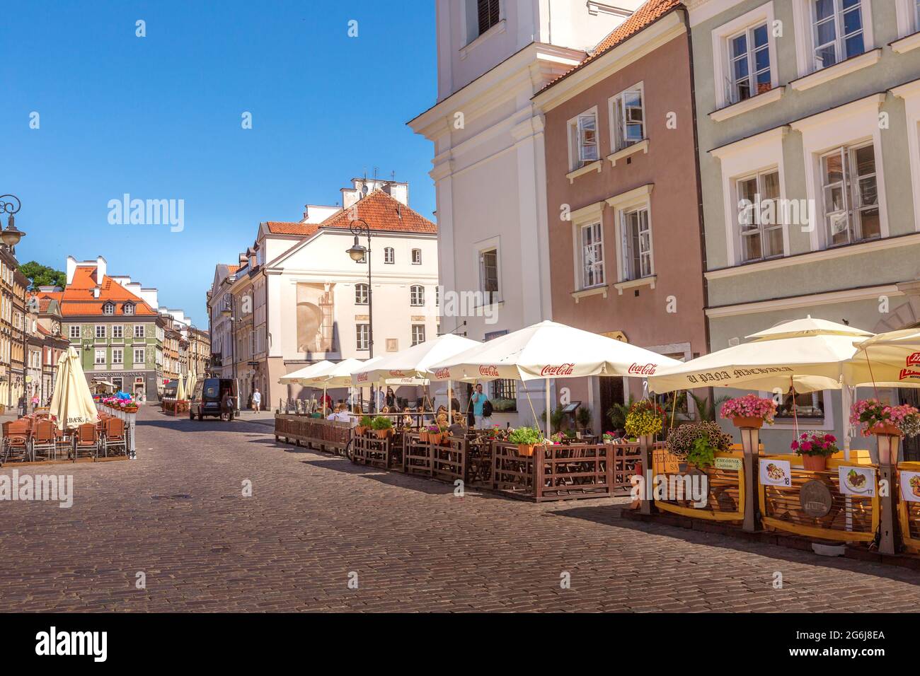 Varsovia, Polonia - Junio 24, 2019: coloridas casas street view en el casco antiguo de la capital polaca Foto de stock
