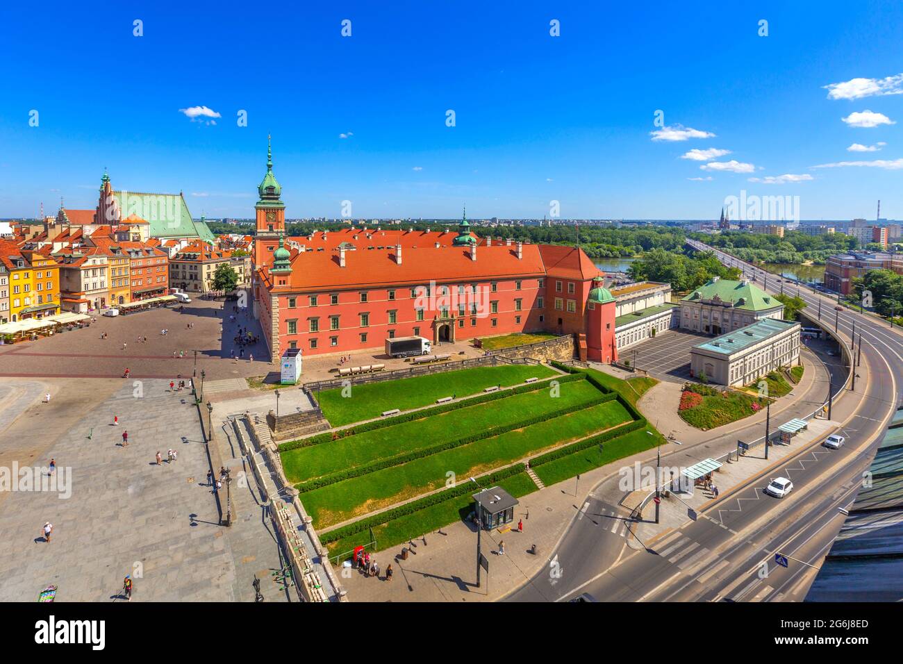 Varsovia, Polonia - Junio 24, 2019: coloridas casas en la Plaza del Castillo en el casco antiguo de la capital polaca vista aérea Foto de stock