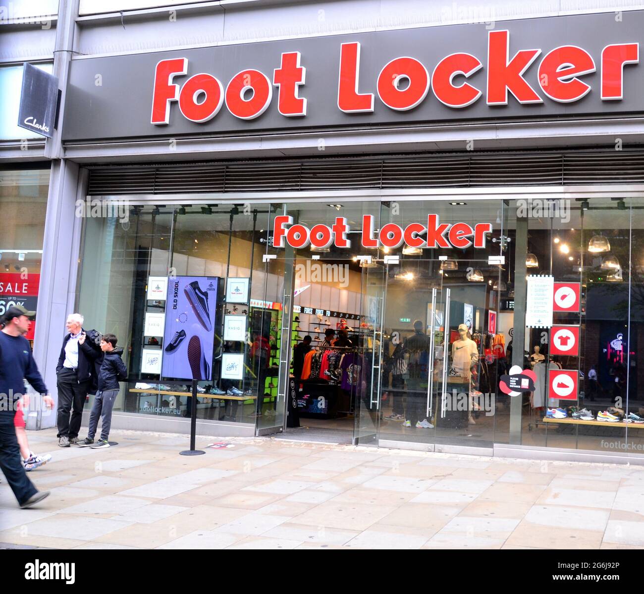Una sucursal de la cadena de tiendas Foot Locker, que zapatos, zapatillas y botas en el centro de Manchester, Reino Unido en julio de 2021 Fotografía de stock - Alamy