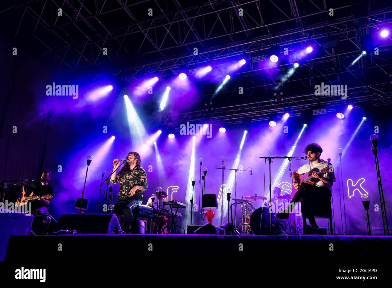 La banda de rock italiana Fast Animals y Slow Kids actúan en directo durante el festival de flores en Turín, Italia Foto de stock