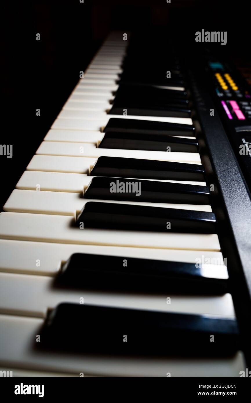 Concepto de música: Primer plano con un teclado de piano. Imagen vertical  con enfoque selectivo. Teclas de notas musicales en blanco y negro  Fotografía de stock - Alamy