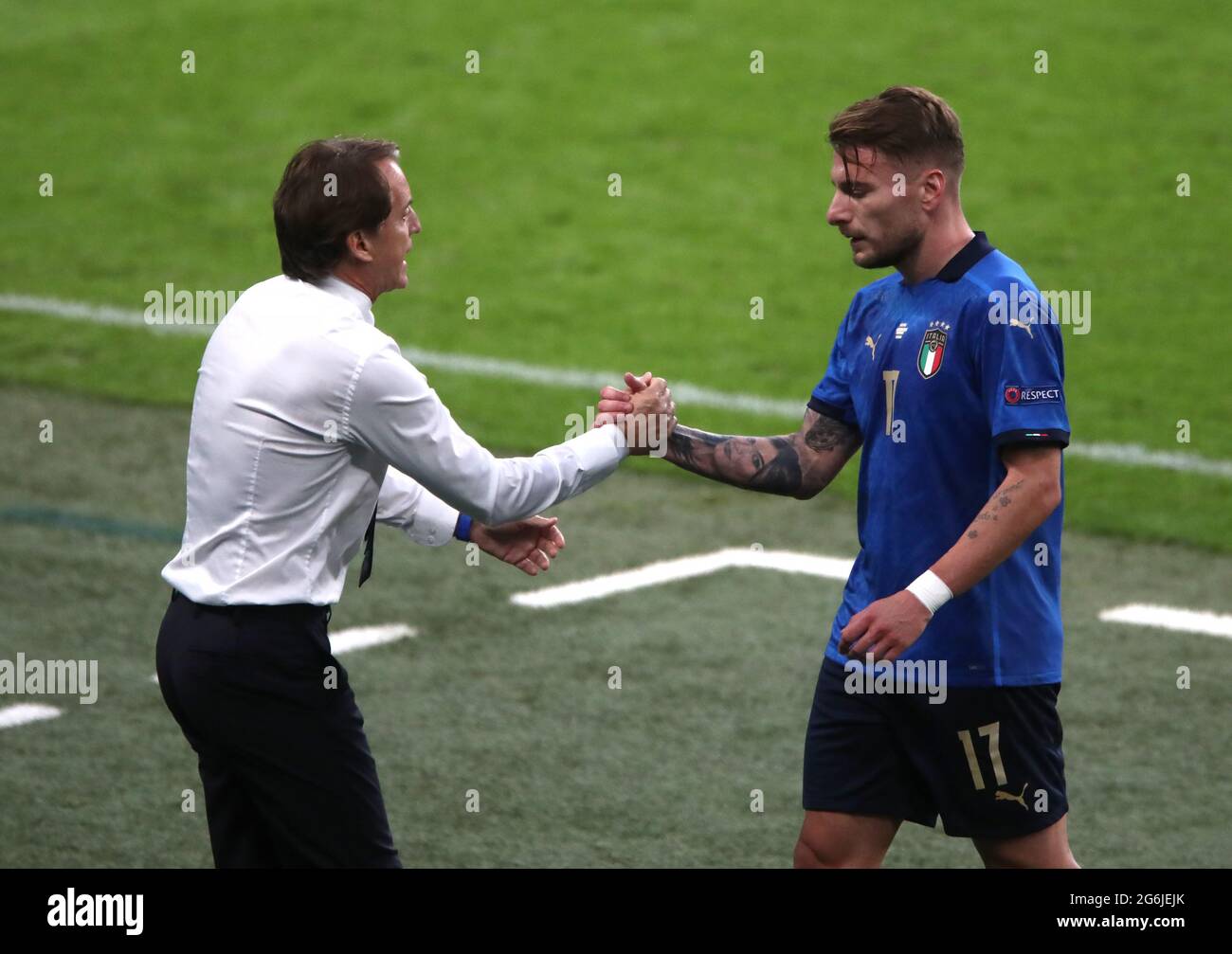 El gerente italiano Roberto Mancini saluda a Ciro inmóvil durante el partido de semifinal de la UEFA EURO 2020 en el estadio de Wembley, Londres. Fecha de la foto: Martes 6 de julio de 2021. Foto de stock