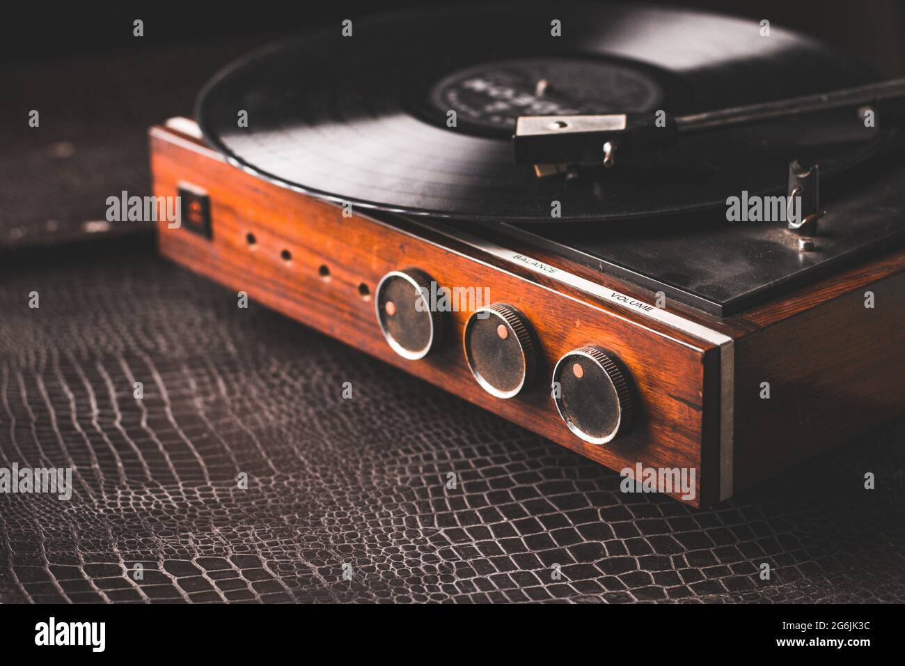 Reproductor grabador con disco de vinilo en la tabla en la habitación Foto de stock