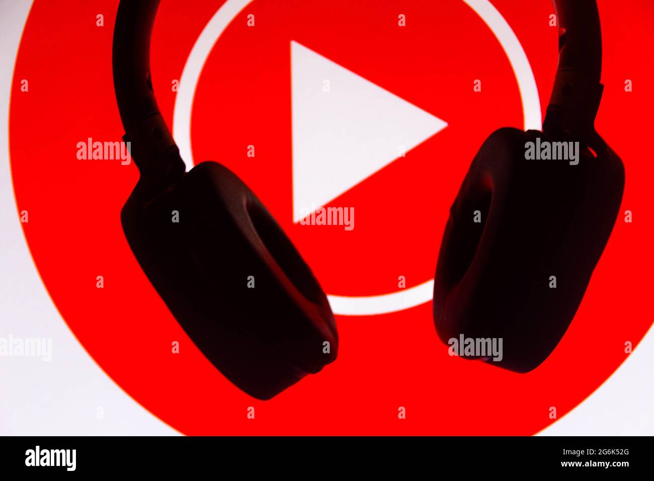 En esta ilustración de la foto se muestra el logotipo de YouTube Music  junto con los auriculares. Es una plataforma de transmisión de música  desarrollada por YouTube. (Foto de Rafael Henrique /
