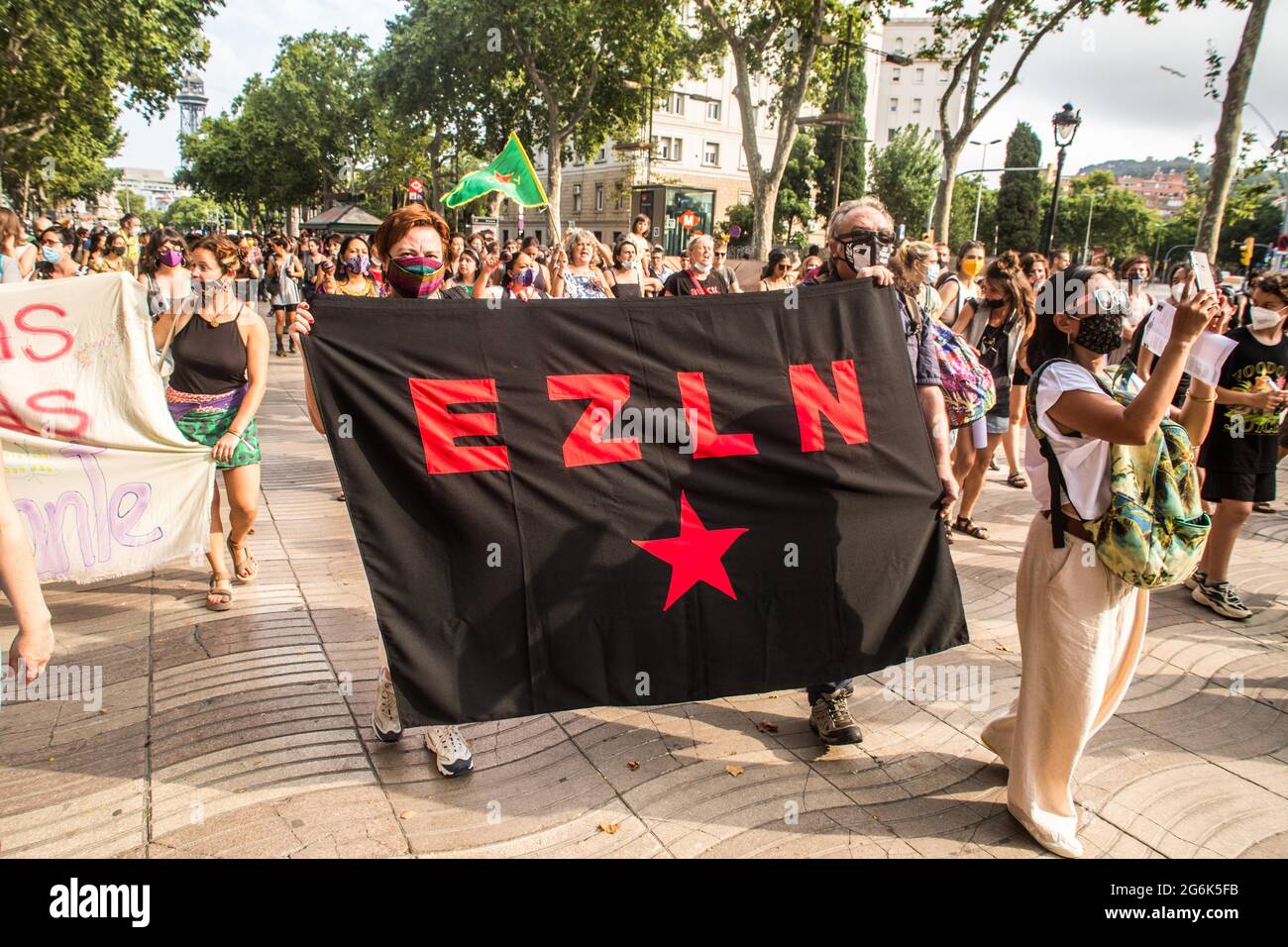Barcelona, España. 06th de julio de 2021. Personas vistas con bandera del  Ejército Zapatista de Liberación Nacional (EZLN), durante el evento.  Barcelona acoge al Escuadrón del Ejército Zapatista de Liberación Nacional ( EZLN)