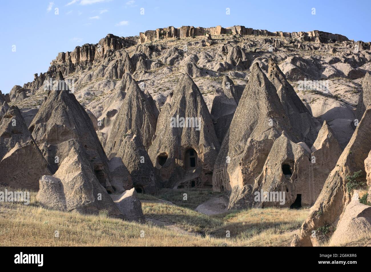 Punto de referencia de la naturaleza en las chimeneas de hadas de Turquía con casas cueva cortadas en roca Foto de stock