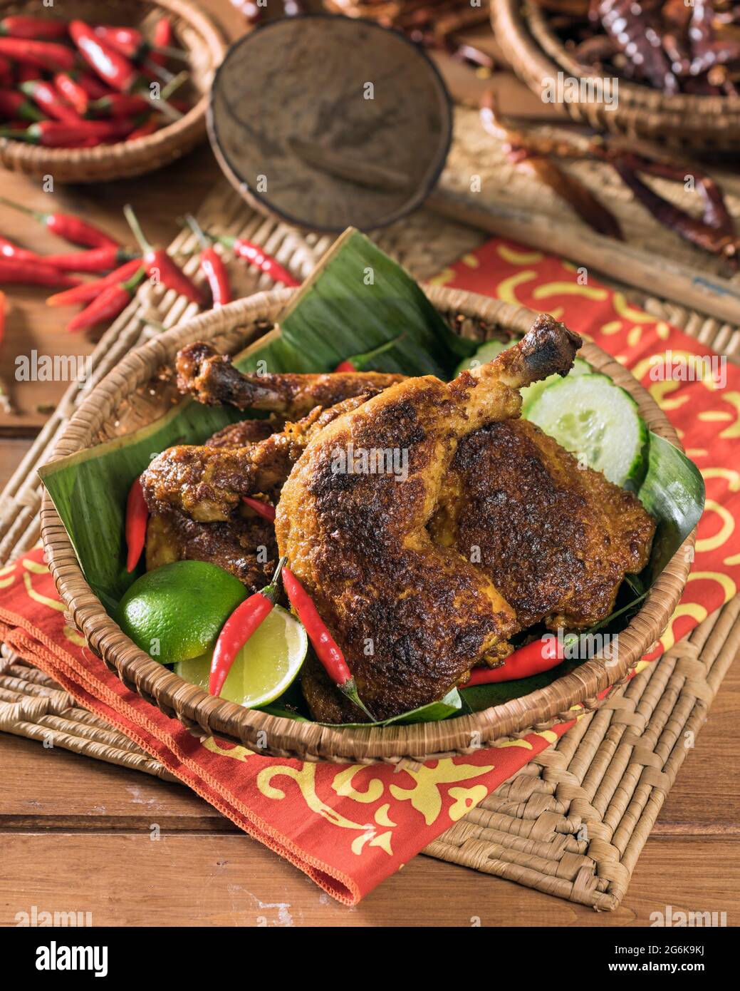 Ayam Panggang. Pollo a la parrilla malasio indonesio. Asia sudoriental Comida Foto de stock