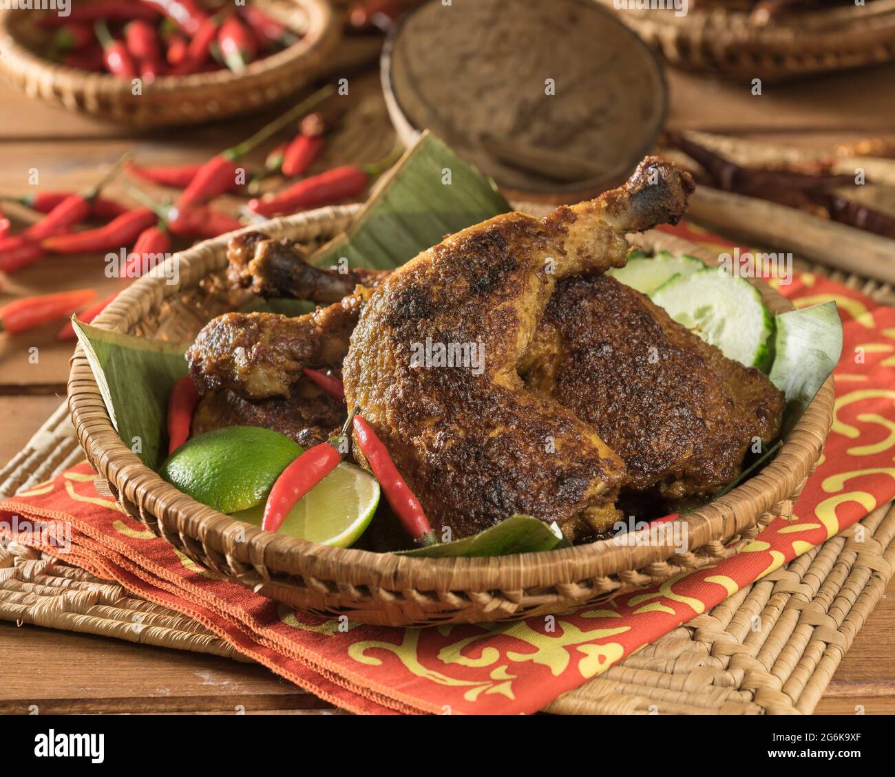 Ayam Panggang. Pollo a la parrilla malasio indonesio. Asia sudoriental Comida Foto de stock