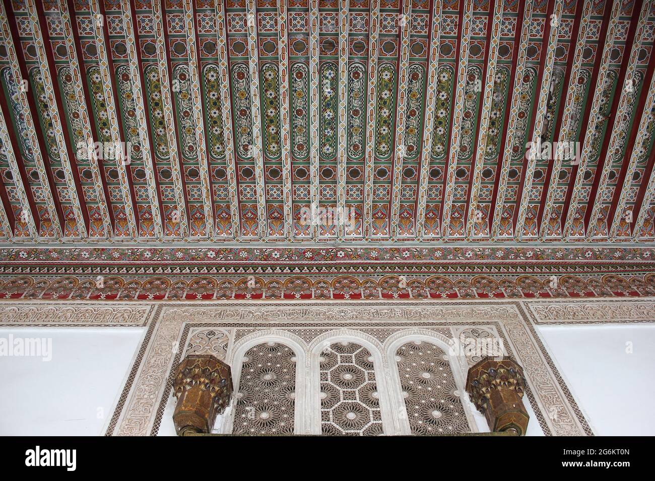 Adornados techo pintado en el Palacio Bahía Marrakech, Marruecos Foto de stock