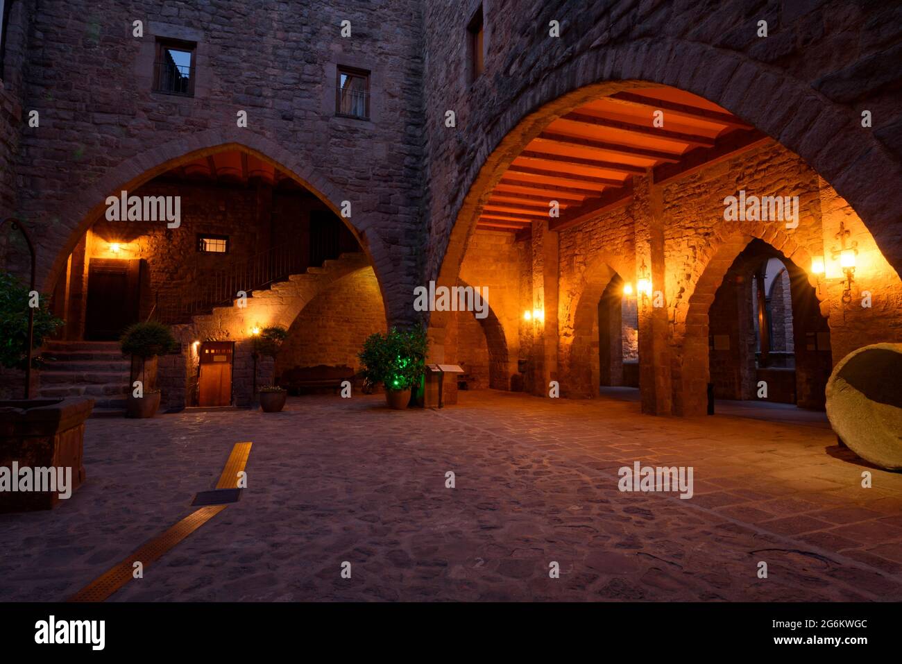 Patio interior del Parador Nacional (hotel de lujo) por la noche, dentro del Castillo de Cardona (Bages, Barcelona, Cataluña, España) Foto de stock