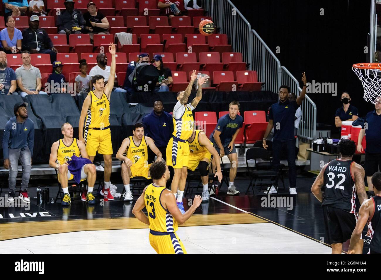 Edmonton, Canadá - 5 Jul 2021, Edmonton, Canadá. 05th de julio de 2021. Xavier Moon (4) de Edmonton Stingers visto en acción durante la Liga Canadiense de Baloncesto Elite de 2021 entre los Ottawa Black Jacks y los Edmonton Stingers en el Edmonton Expo Center. (Puntuación final; Ottawa Black Jacks 87:104 Edmonton Stingers) Crédito: SOLA Images Limited/Alamy Live News Foto de stock