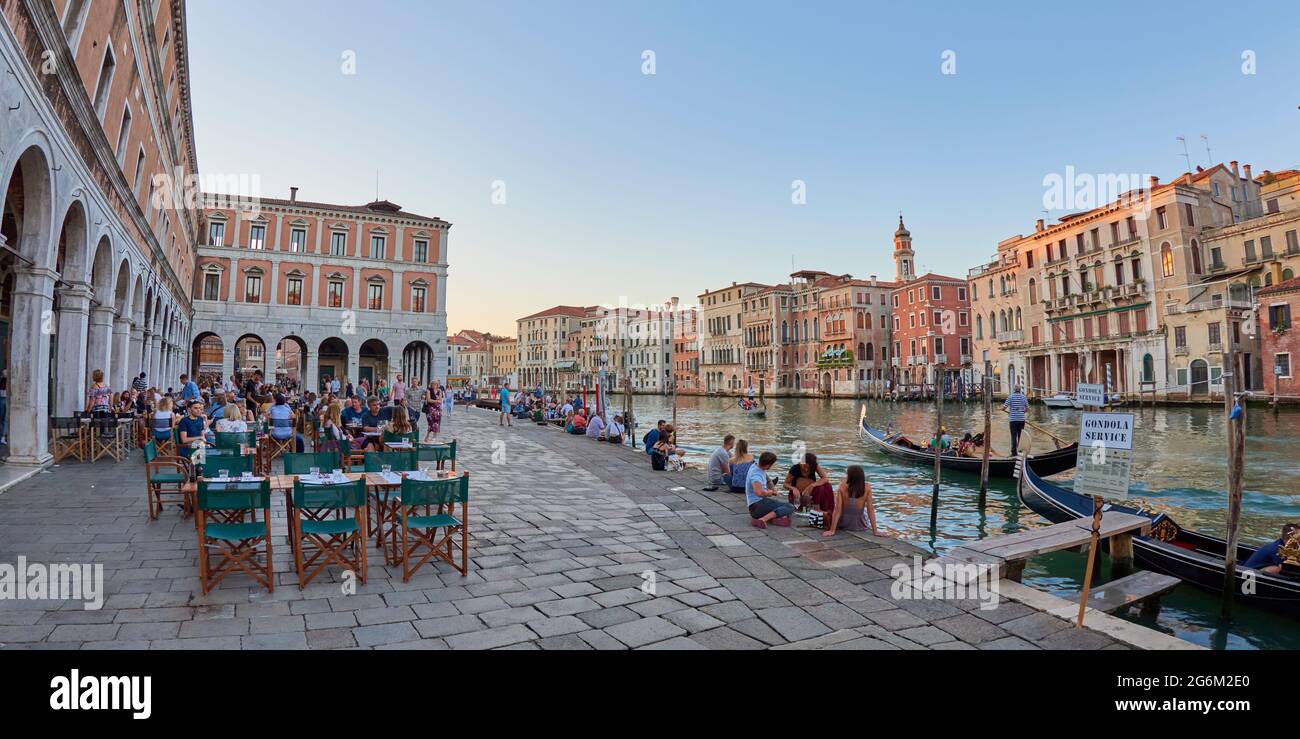 Vea el Gran Canal cerca del Puente de Rialto con góndolas, Venecia, Italia Foto de stock